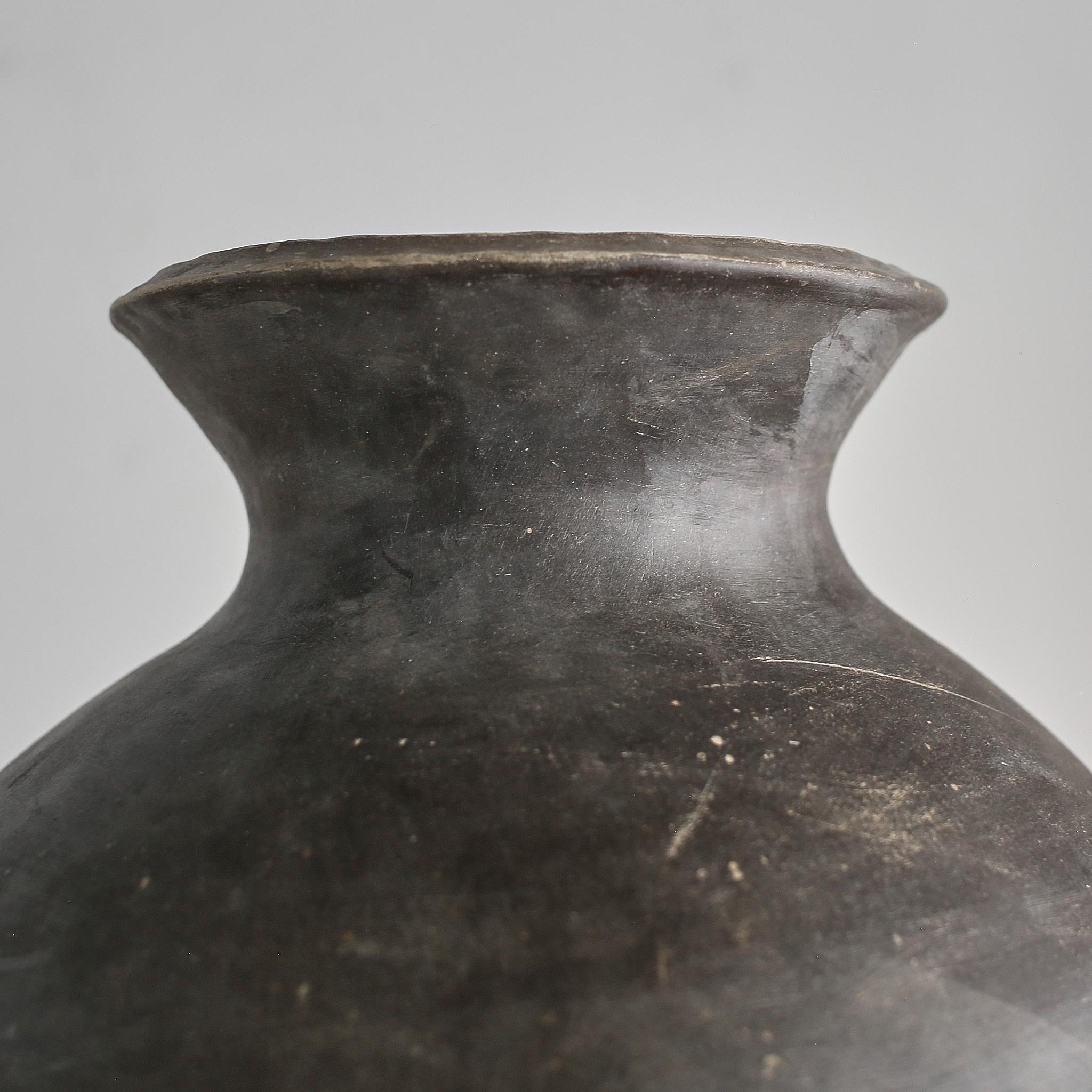A.C.I.C. Vase japonais en terre cuite noire Wabi Sabi Bon état - En vente à London, GB