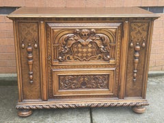 Cabinet en marqueterie de bois de rose brésilien et de ronce de noyer du début du C.C. William I.C.