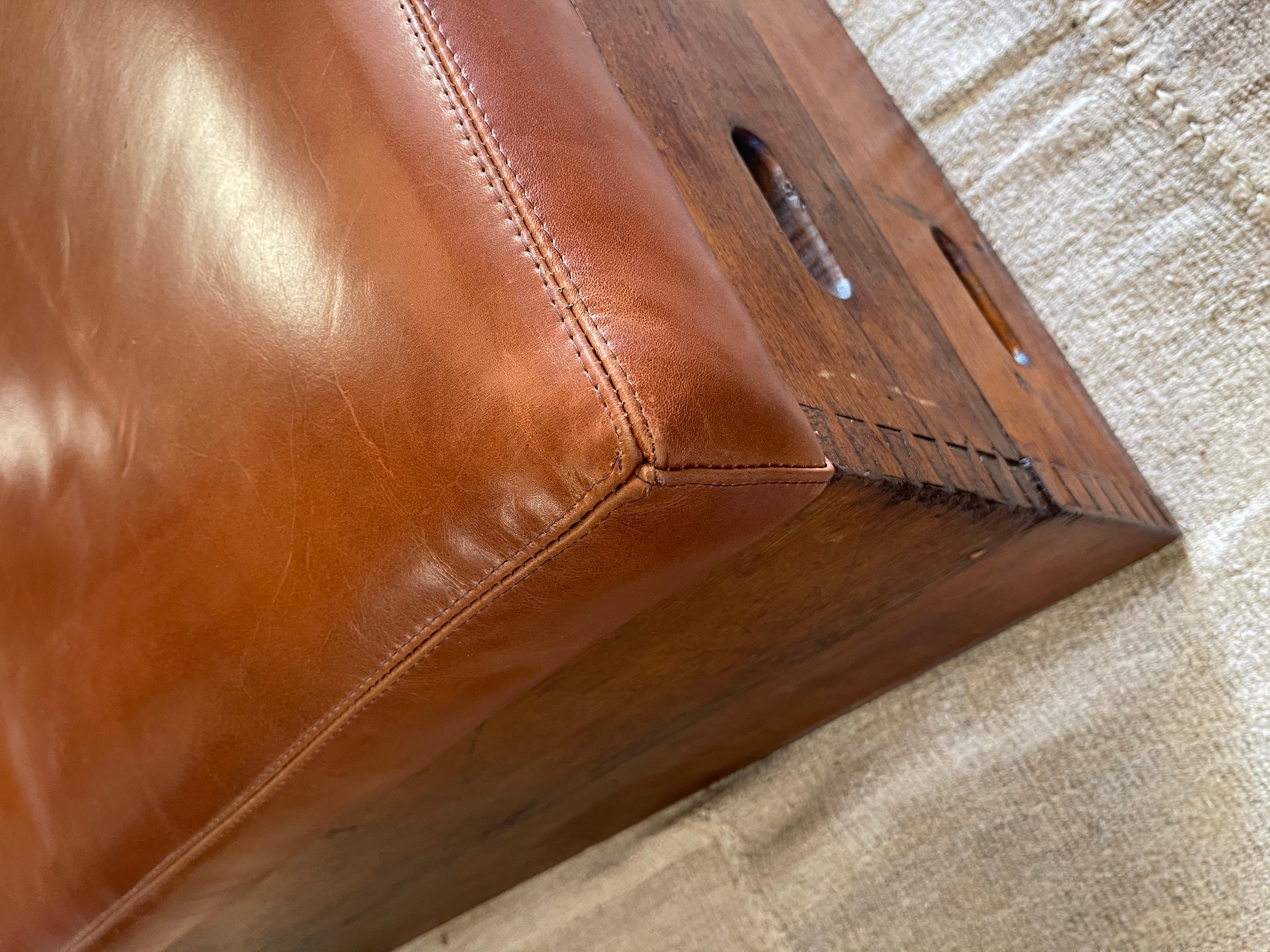 A.I.C., début du 20e siècle. Cheval d'arçon en bois Banc / Ottoman / Table basse en cuir en vente 3