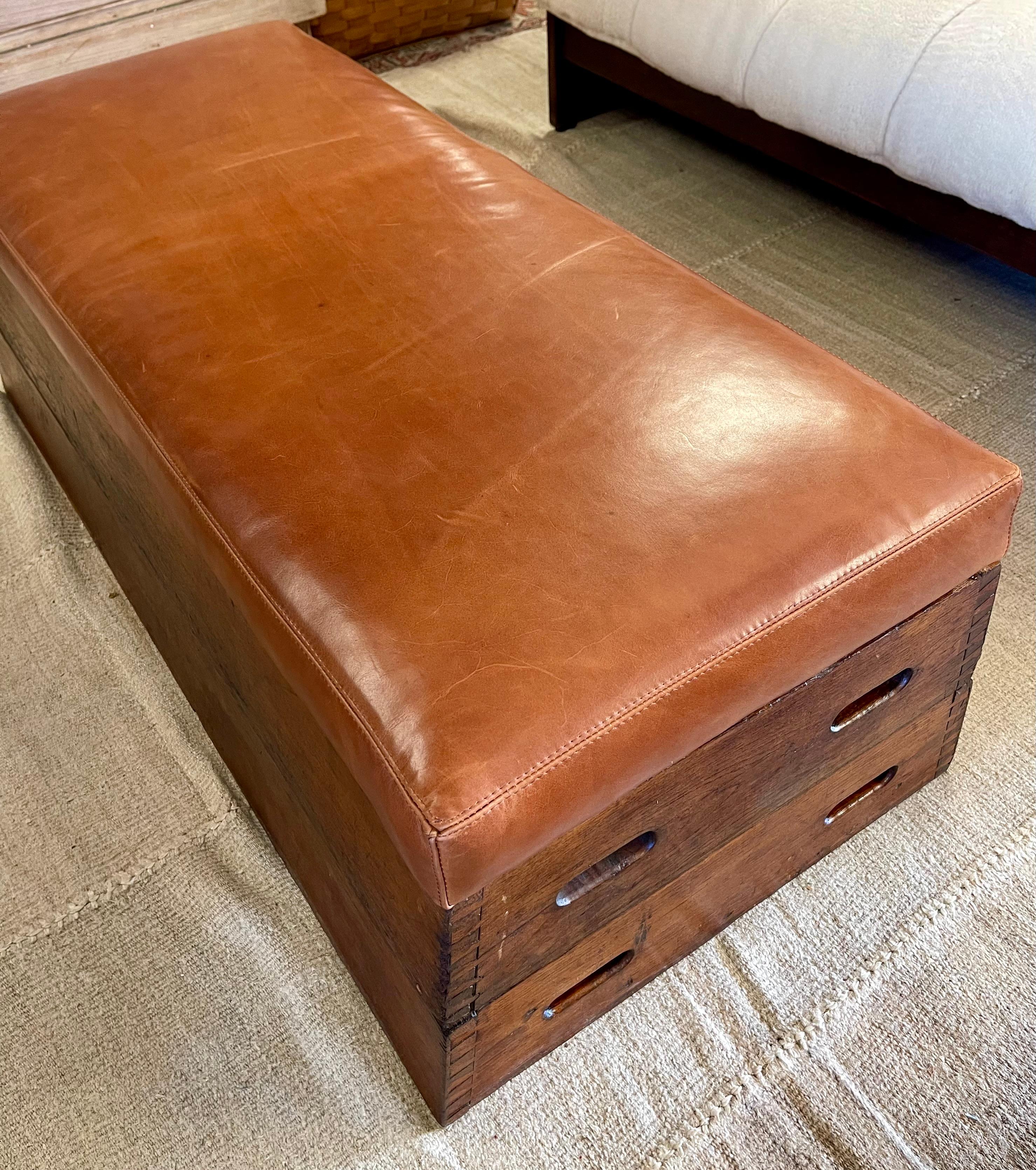 A.I.C., début du 20e siècle. Cheval d'arçon en bois Banc / Ottoman / Table basse en cuir en vente 4