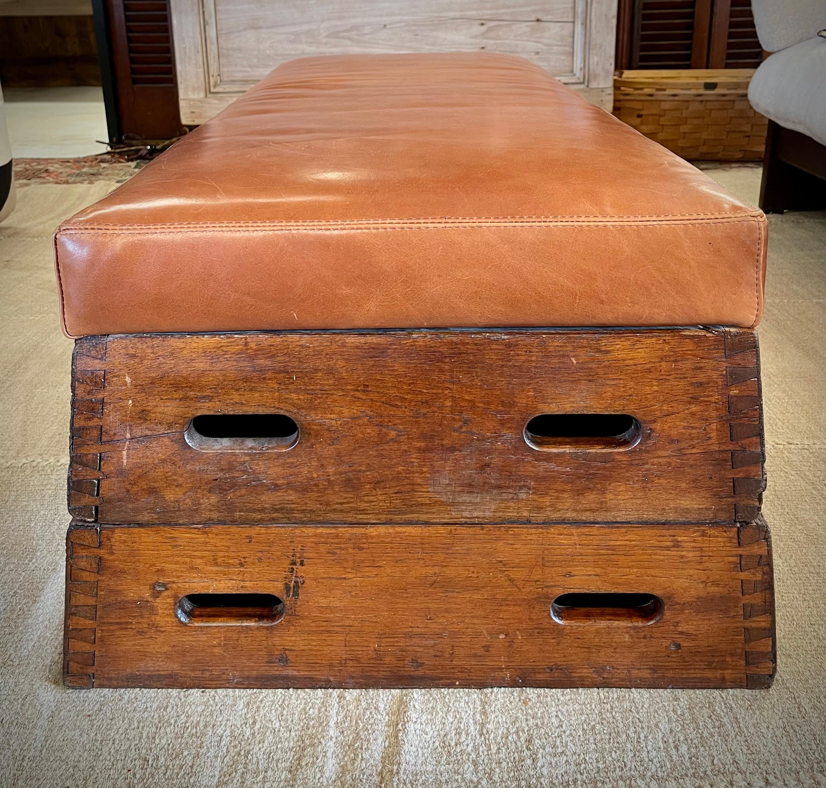 A.I.C., début du 20e siècle. Cheval d'arçon en bois Banc / Ottoman / Table basse en cuir en vente 6