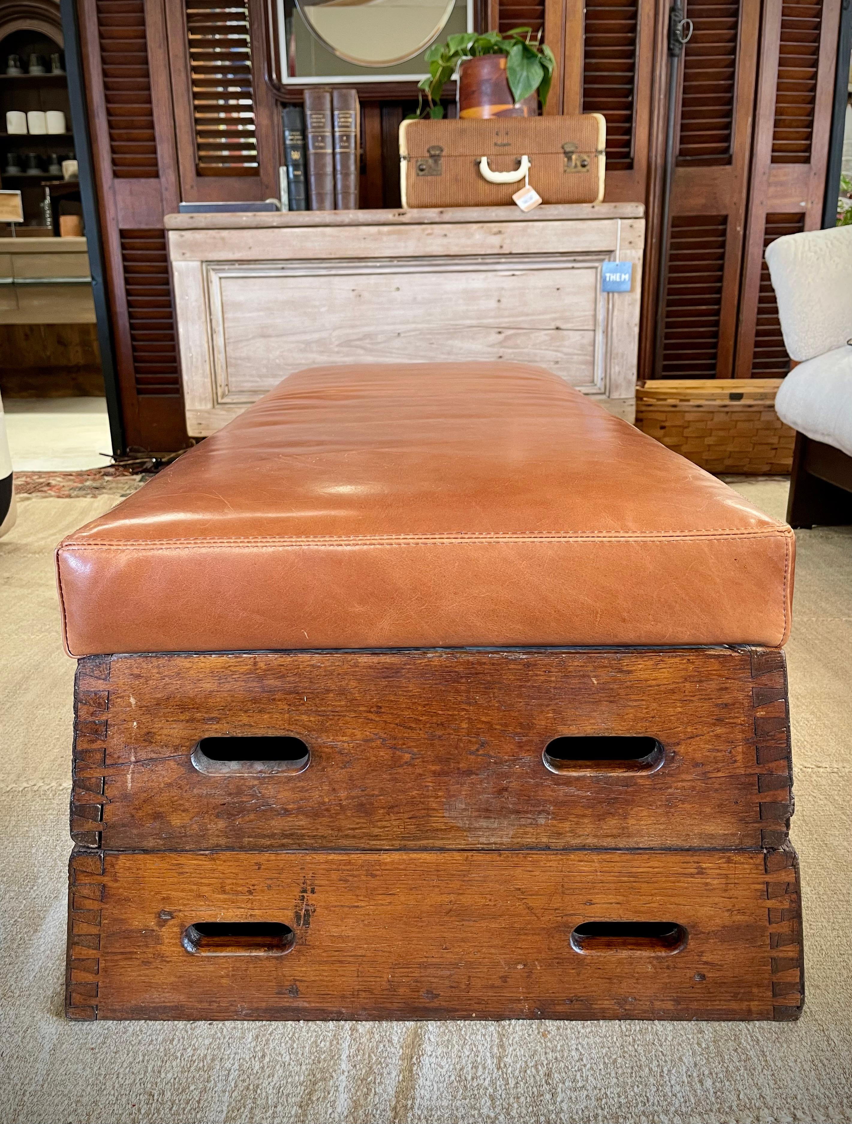 Les tons chauds du bois et le cuir somptueux forment une combinaison parfaite. Nous avons mélangé les deux dans ce beau socle de cheval d'arçon anglais empilable et ce cuir lisse aux tons de whisky pour créer la combinaison ultime de table basse,