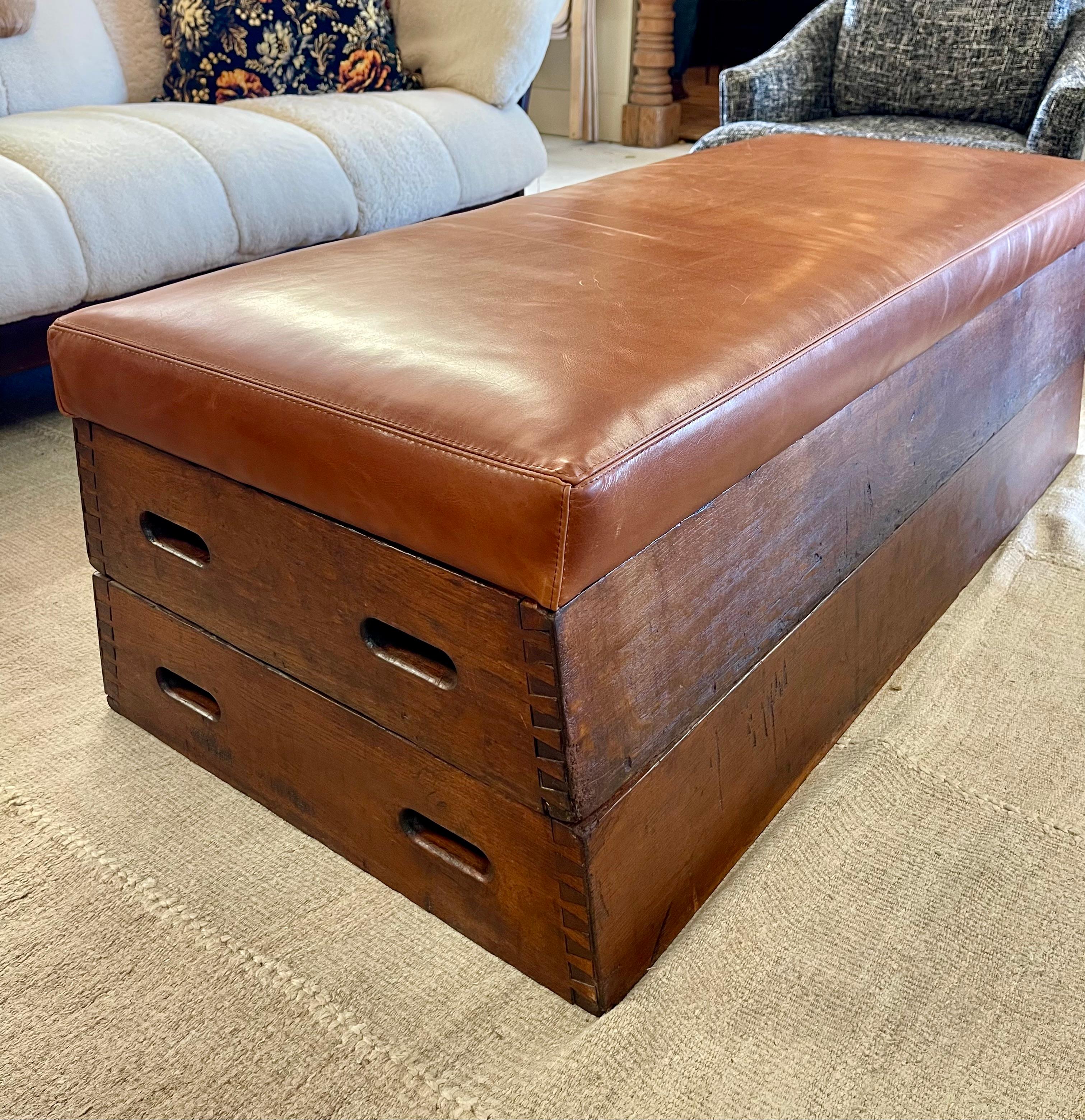 Industriel A.I.C., début du 20e siècle. Cheval d'arçon en bois Banc / Ottoman / Table basse en cuir en vente