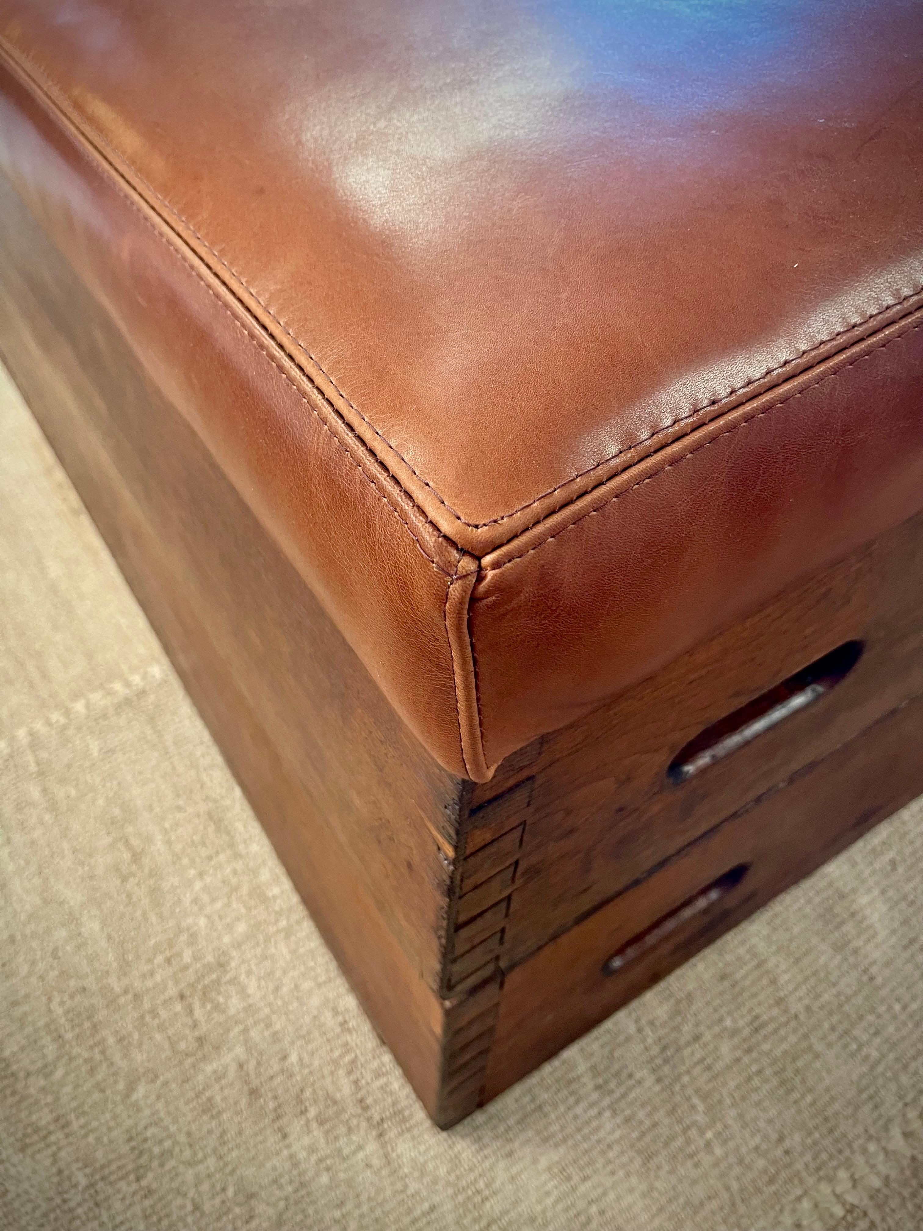 Anglais A.I.C., début du 20e siècle. Cheval d'arçon en bois Banc / Ottoman / Table basse en cuir en vente