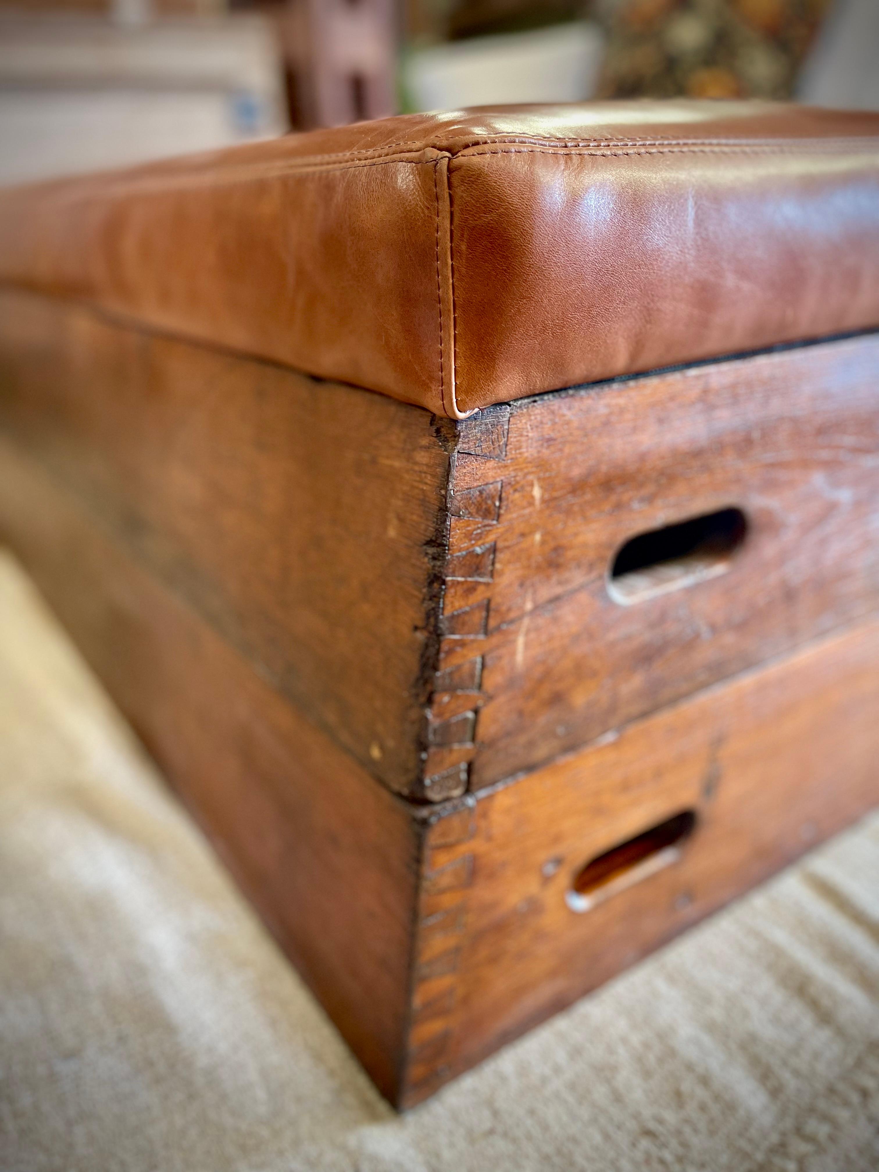 A.I.C., début du 20e siècle. Cheval d'arçon en bois Banc / Ottoman / Table basse en cuir Bon état - En vente à Mckinney, TX