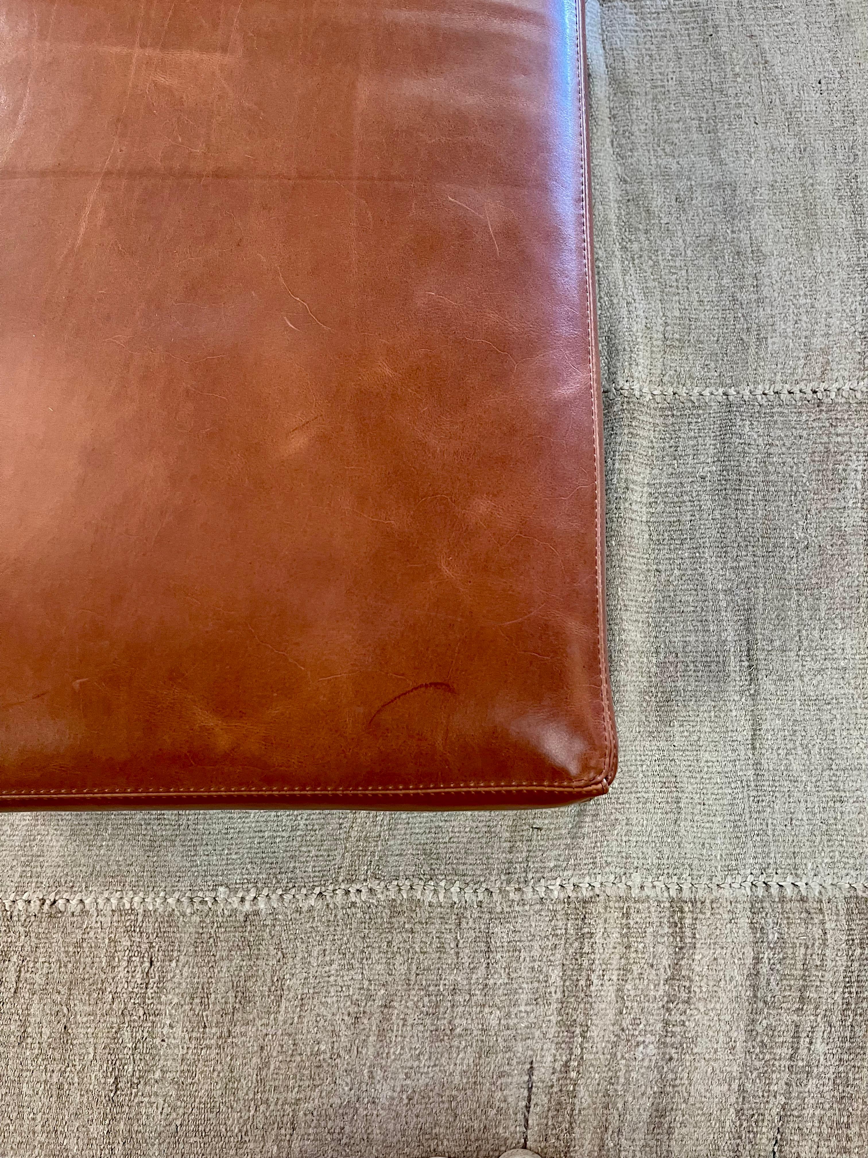 20ième siècle A.I.C., début du 20e siècle. Cheval d'arçon en bois Banc / Ottoman / Table basse en cuir en vente