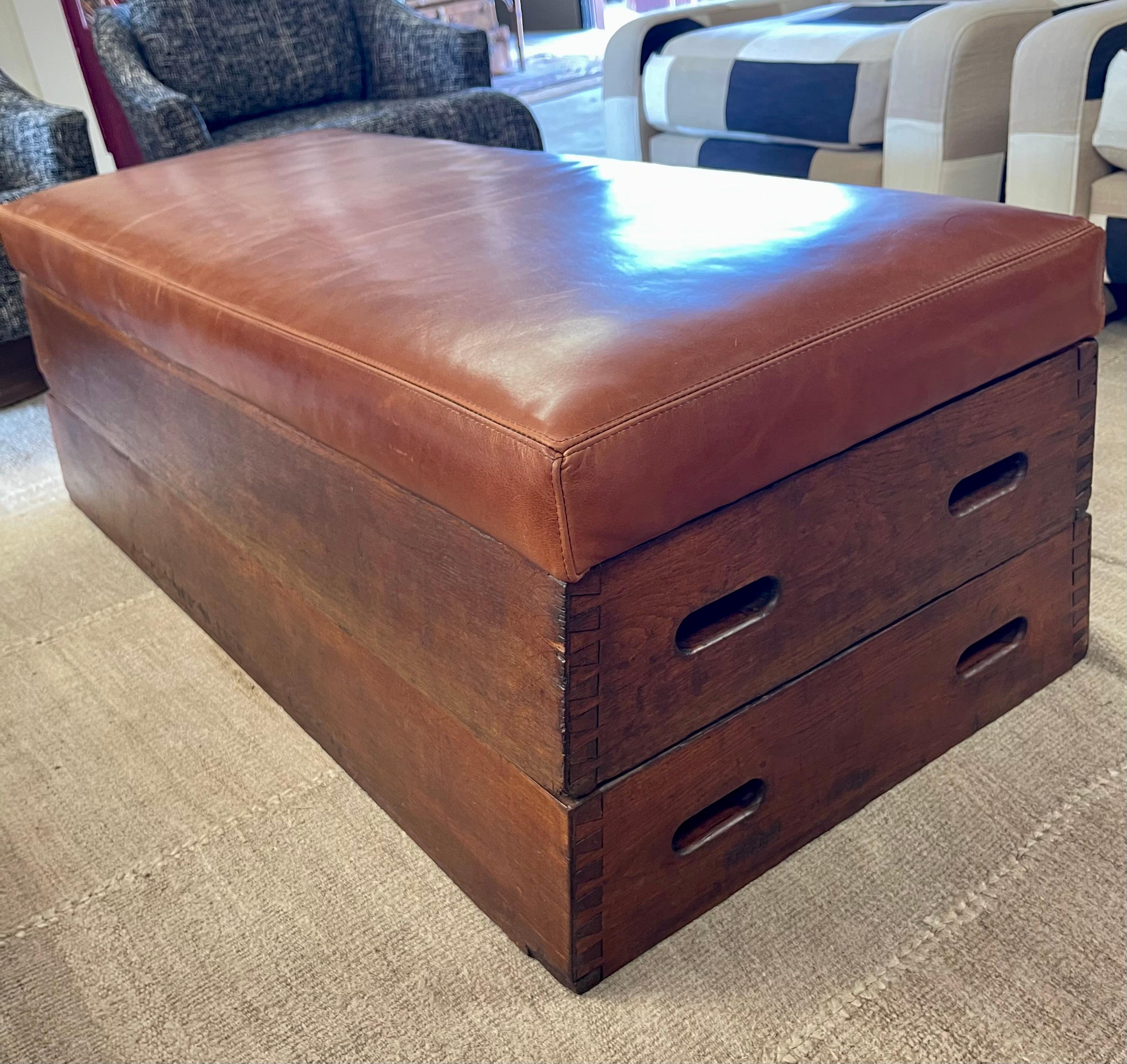 Cuir A.I.C., début du 20e siècle. Cheval d'arçon en bois Banc / Ottoman / Table basse en cuir en vente