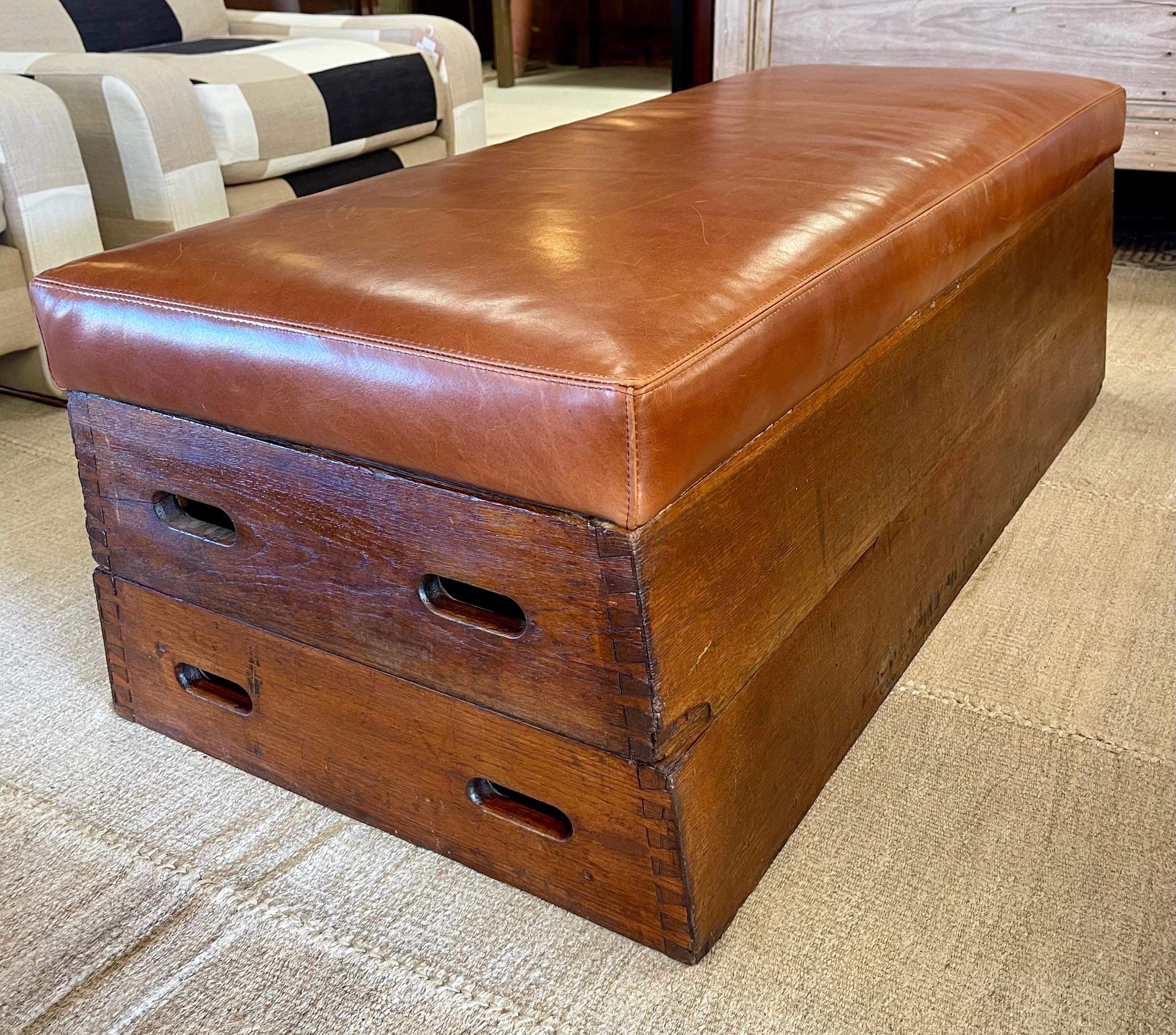 A.I.C., début du 20e siècle. Cheval d'arçon en bois Banc / Ottoman / Table basse en cuir en vente 1