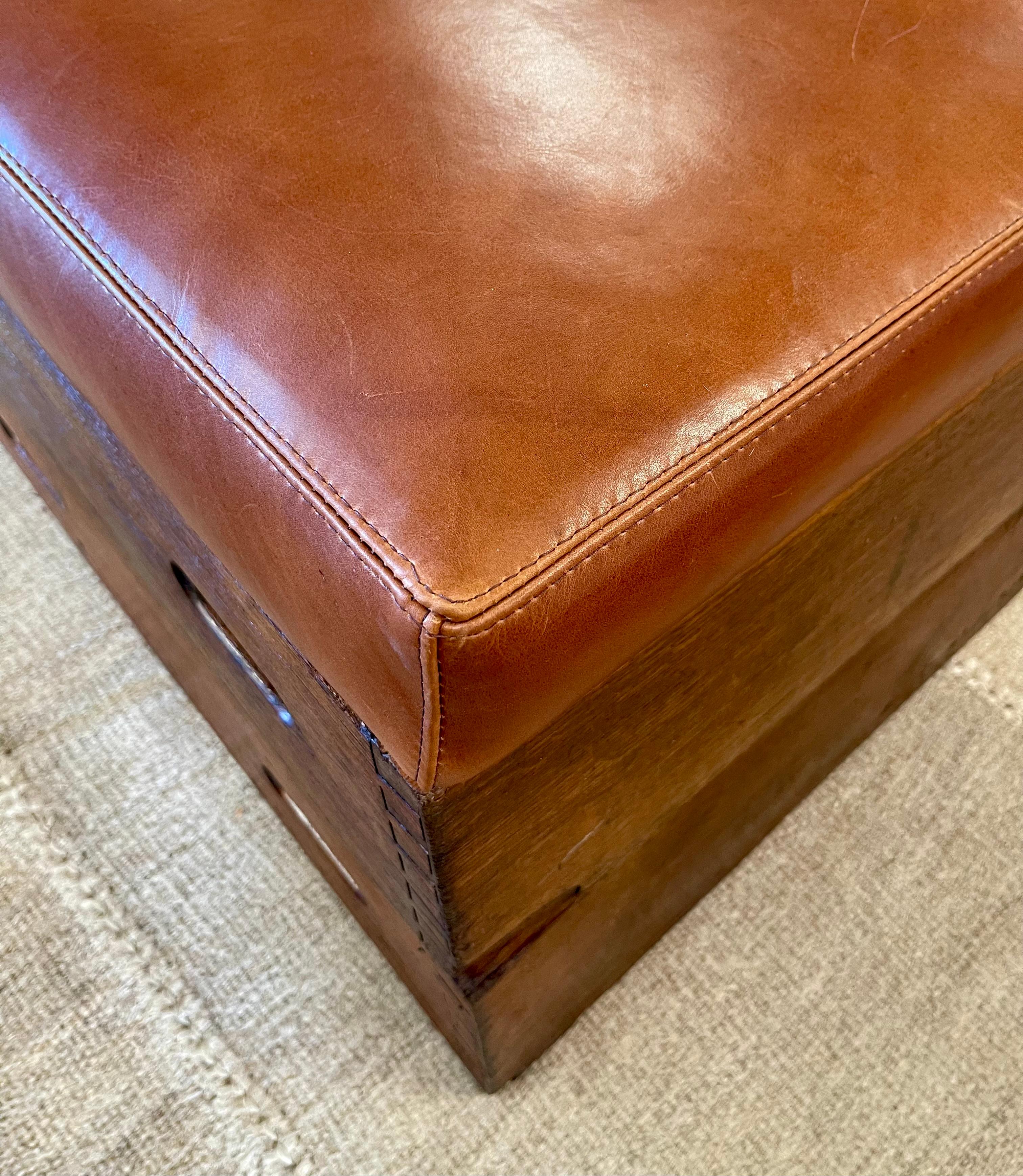 A.I.C., début du 20e siècle. Cheval d'arçon en bois Banc / Ottoman / Table basse en cuir en vente 2