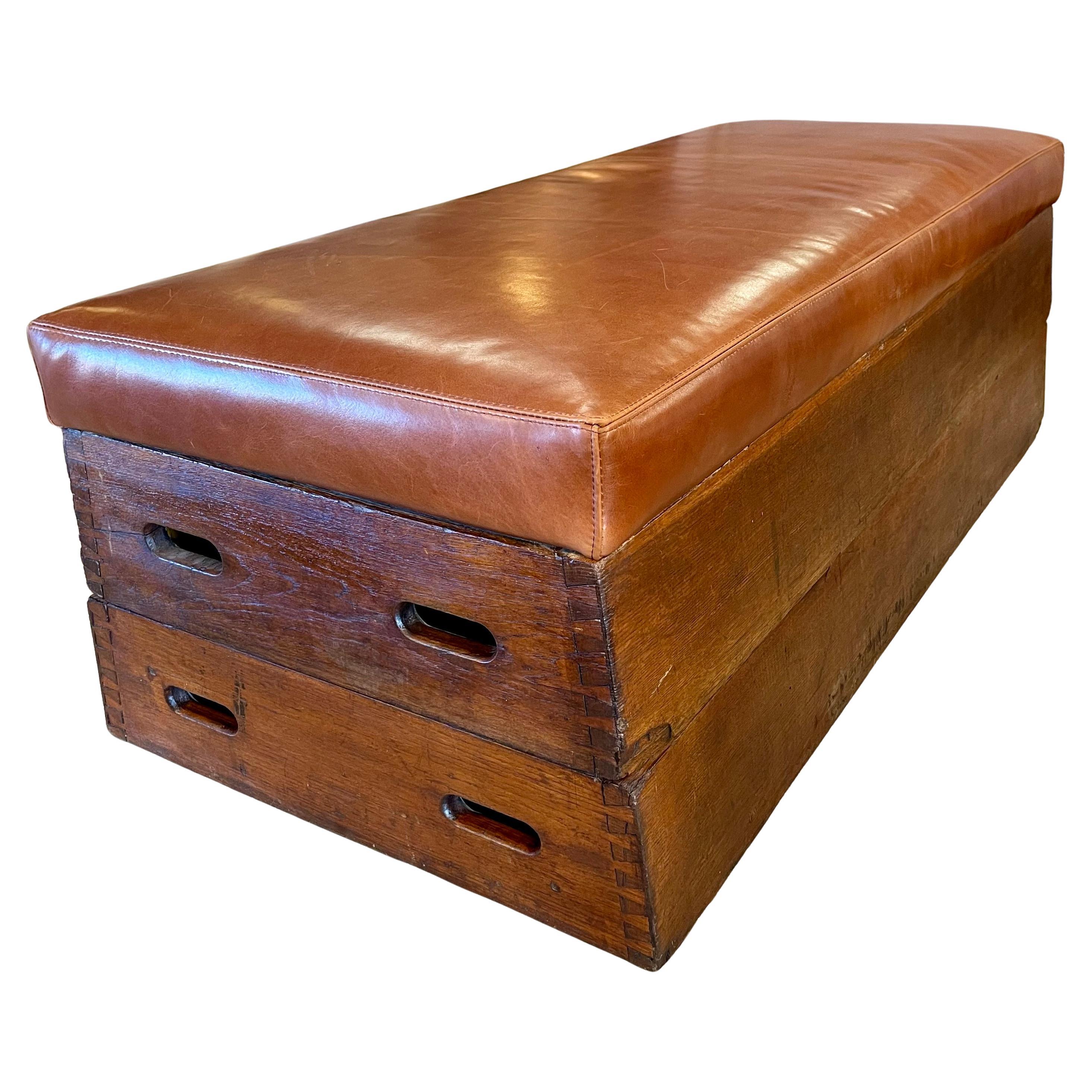 A.I.C., début du 20e siècle. Cheval d
arçon en bois Banc / Ottoman / Table basse en cuir