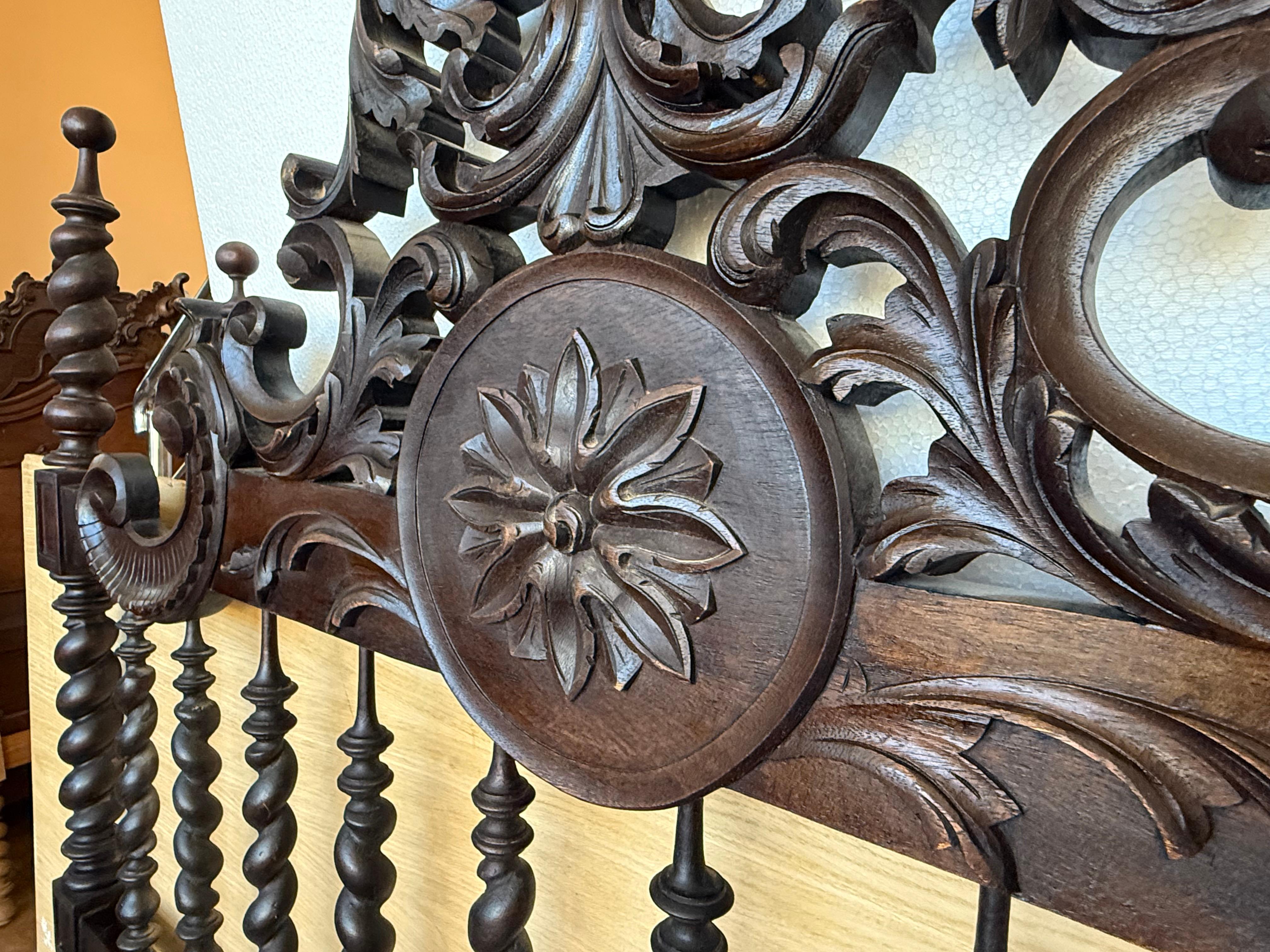 Lit complet à médaillons sculptés du début du 20e siècle, lit à baldaquin original de Lisbonne en vente 4