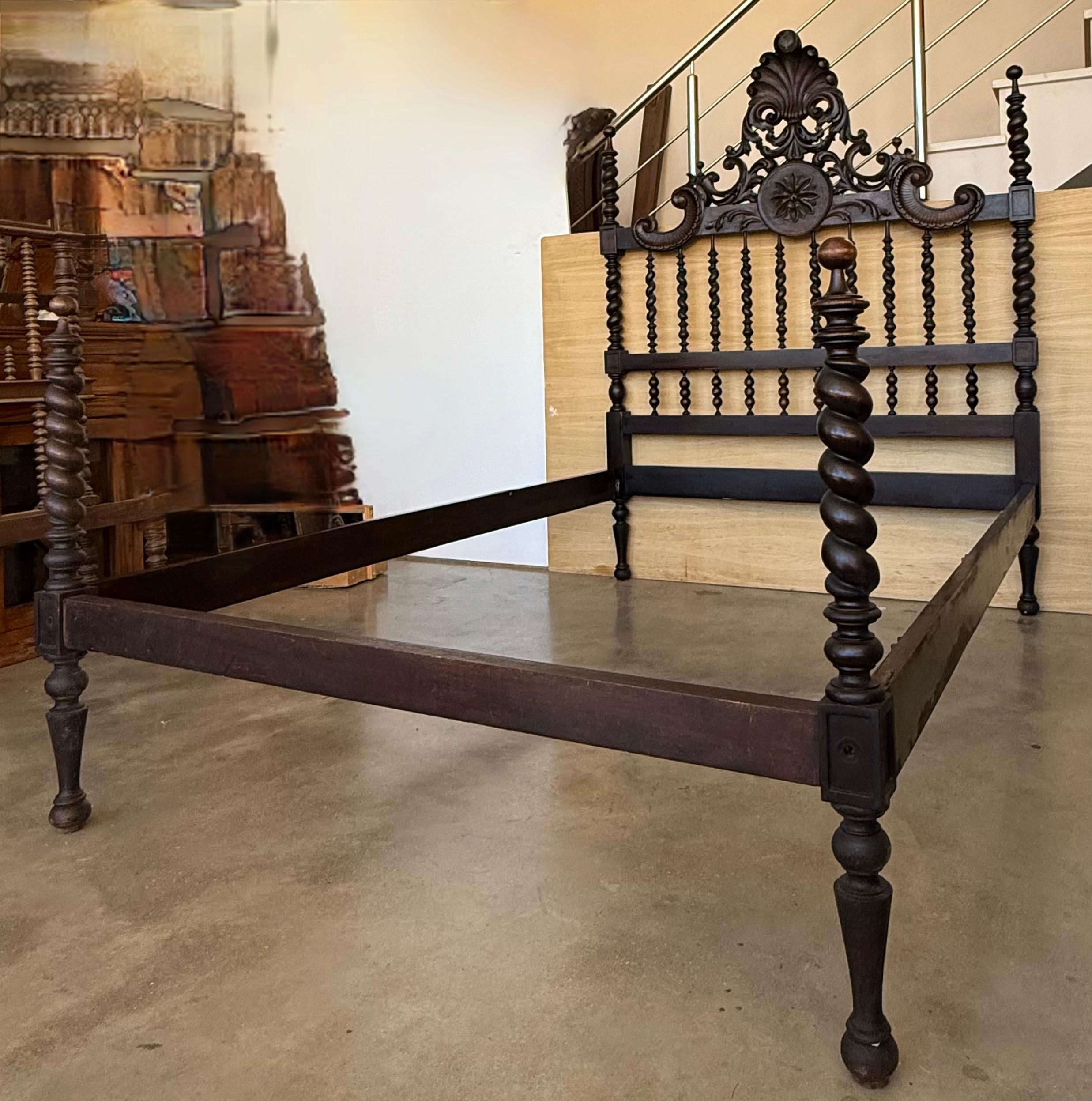 Portugais Lit complet à médaillons sculptés du début du 20e siècle, lit à baldaquin original de Lisbonne en vente