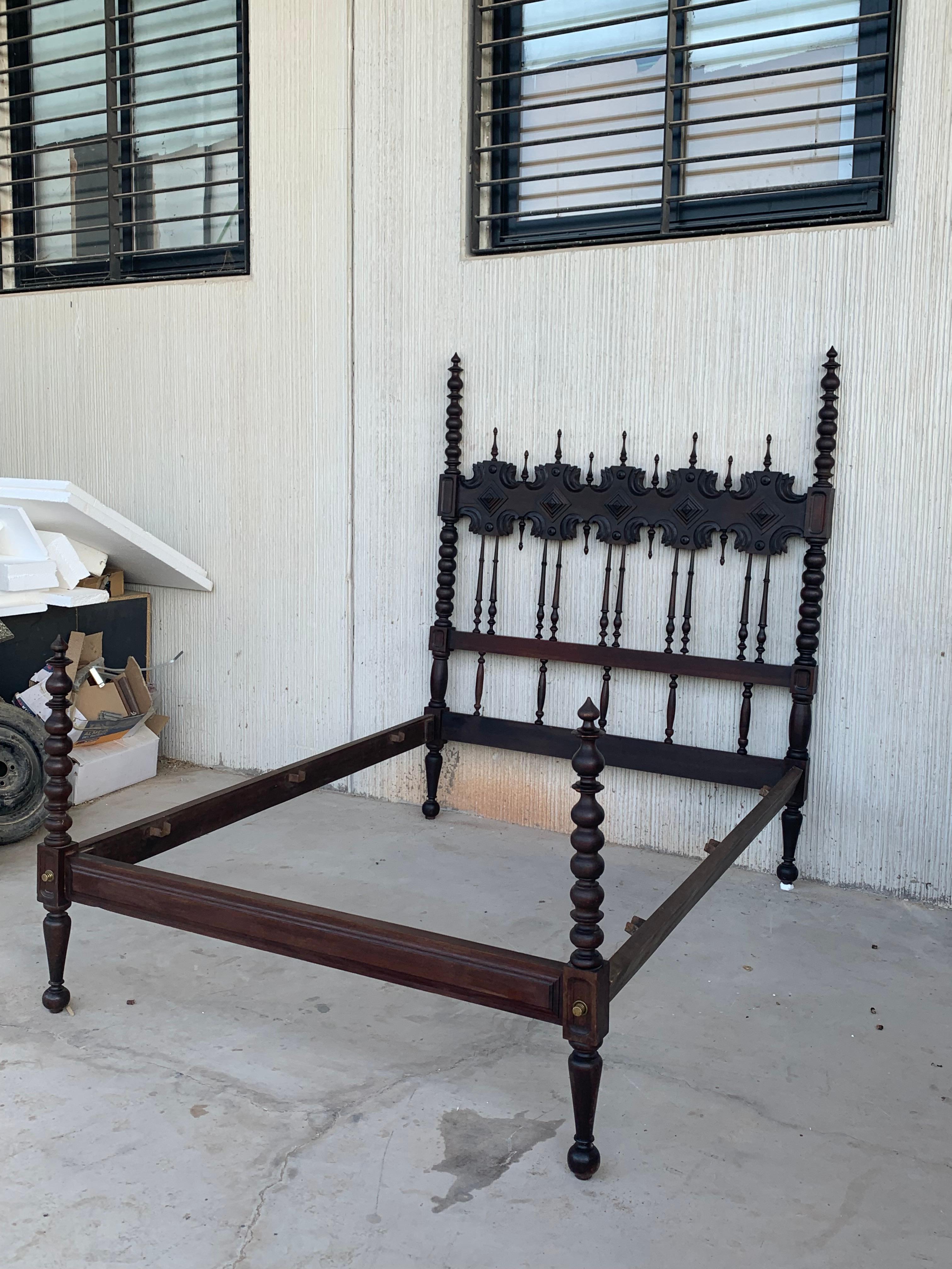 Early 20th Carved Medallions Queen Bed, Original Four Poster Lisbon Bed In Good Condition In Miami, FL