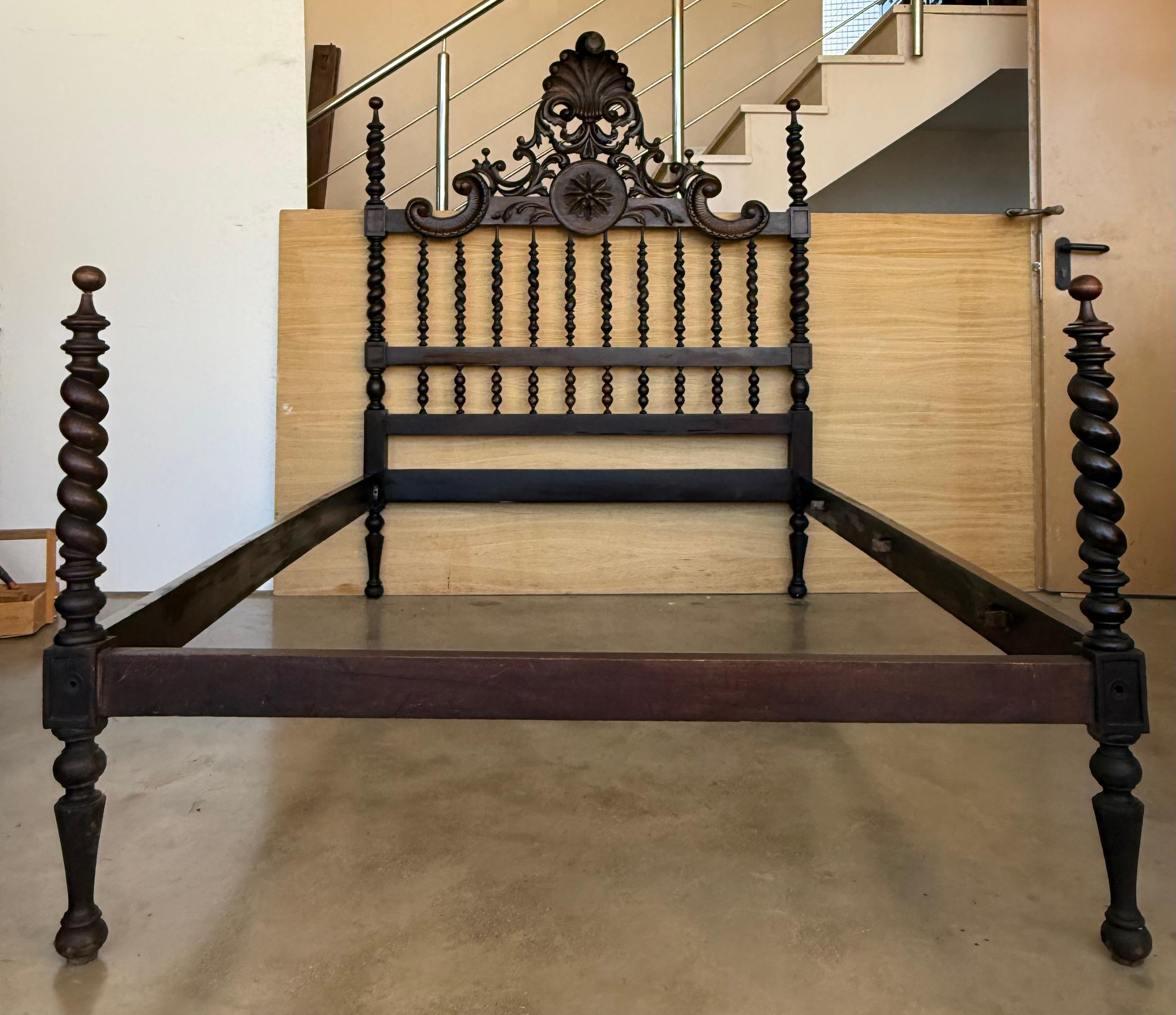 Lit complet à médaillons sculptés du début du 20e siècle, lit à baldaquin original de Lisbonne Bon état - En vente à Miami, FL