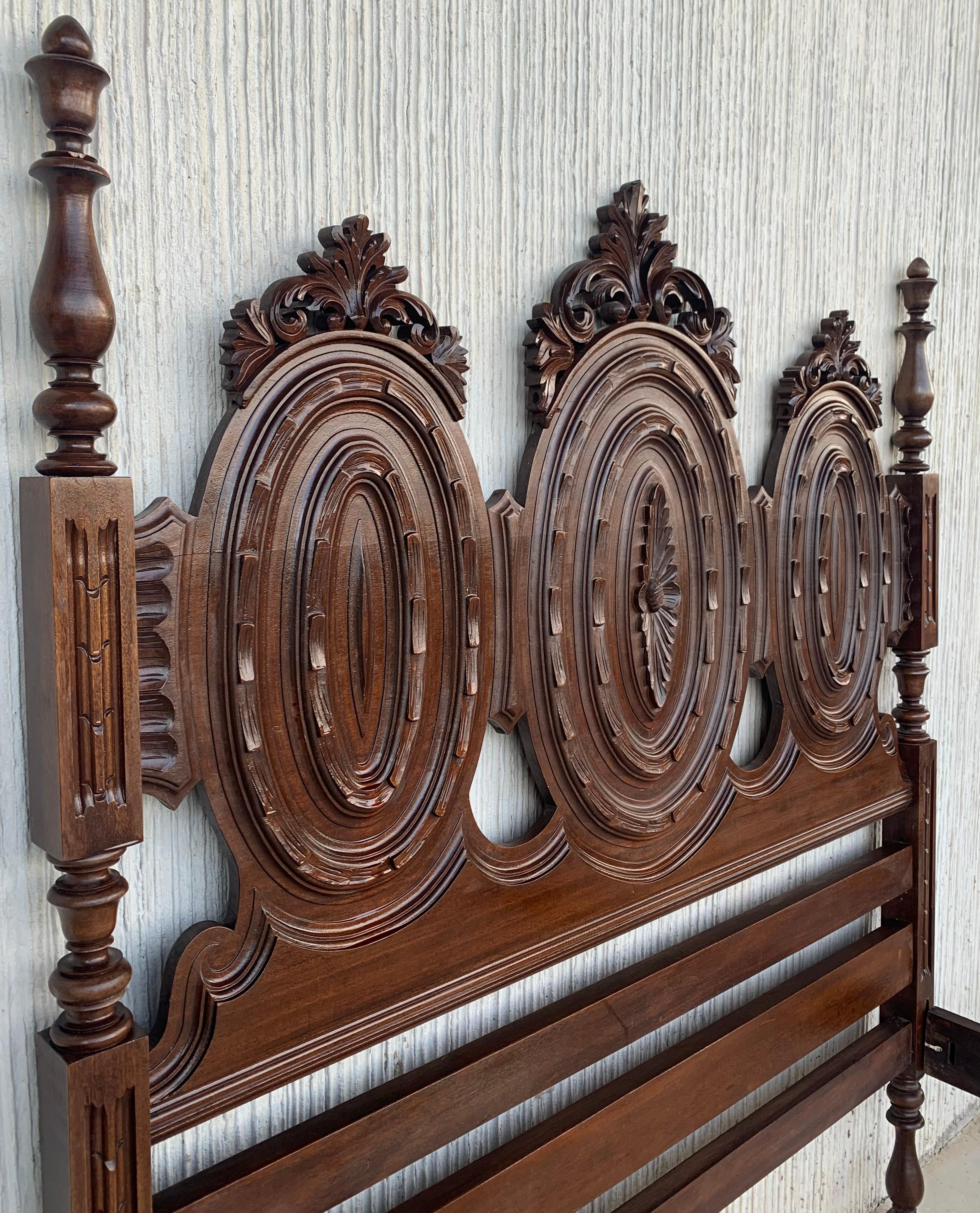 Early 20th Carved Medallions Full Bed, Original Four Poster Lisbon Bed In Good Condition For Sale In Miami, FL