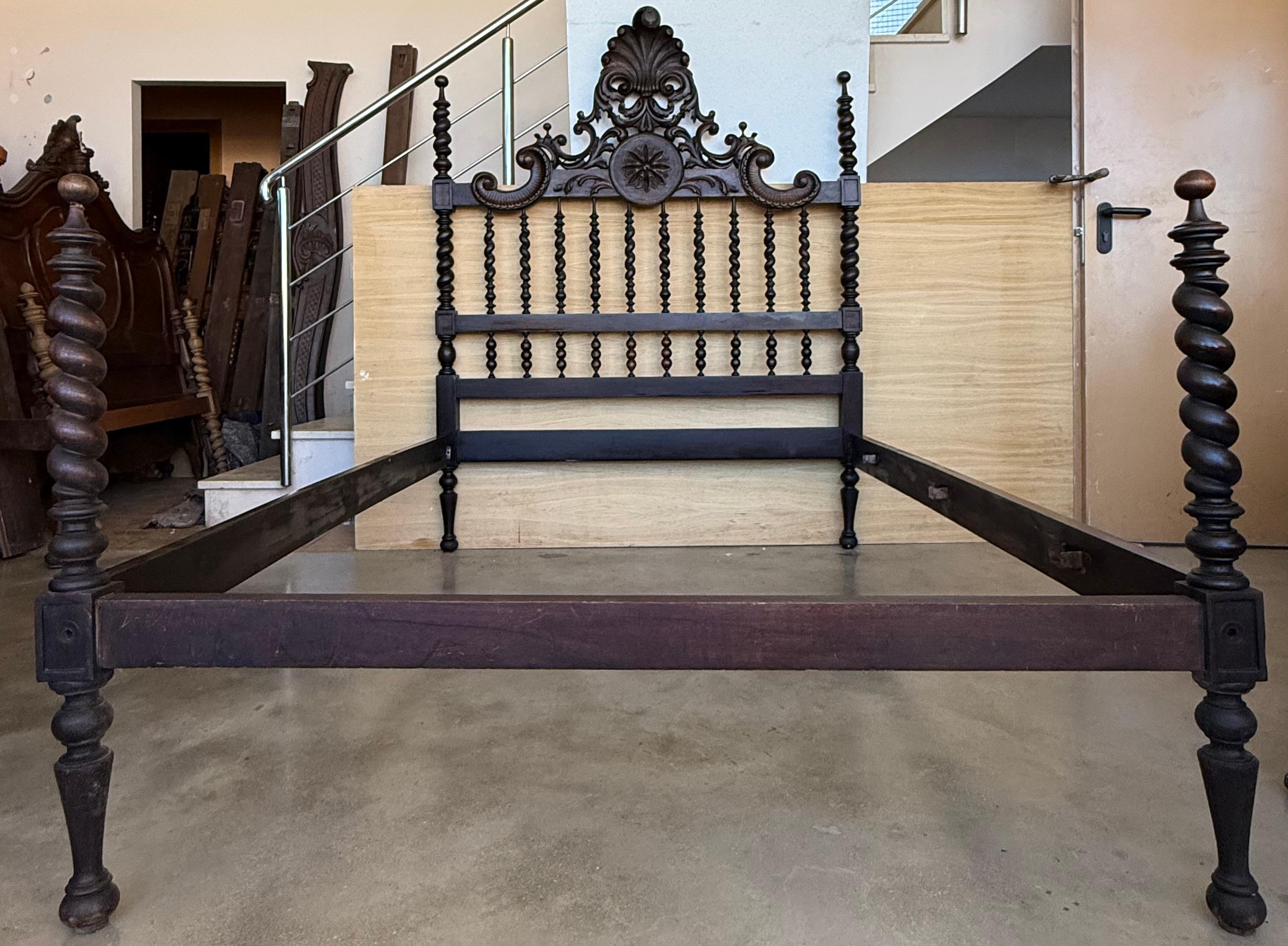 20ième siècle Lit complet à médaillons sculptés du début du 20e siècle, lit à baldaquin original de Lisbonne en vente