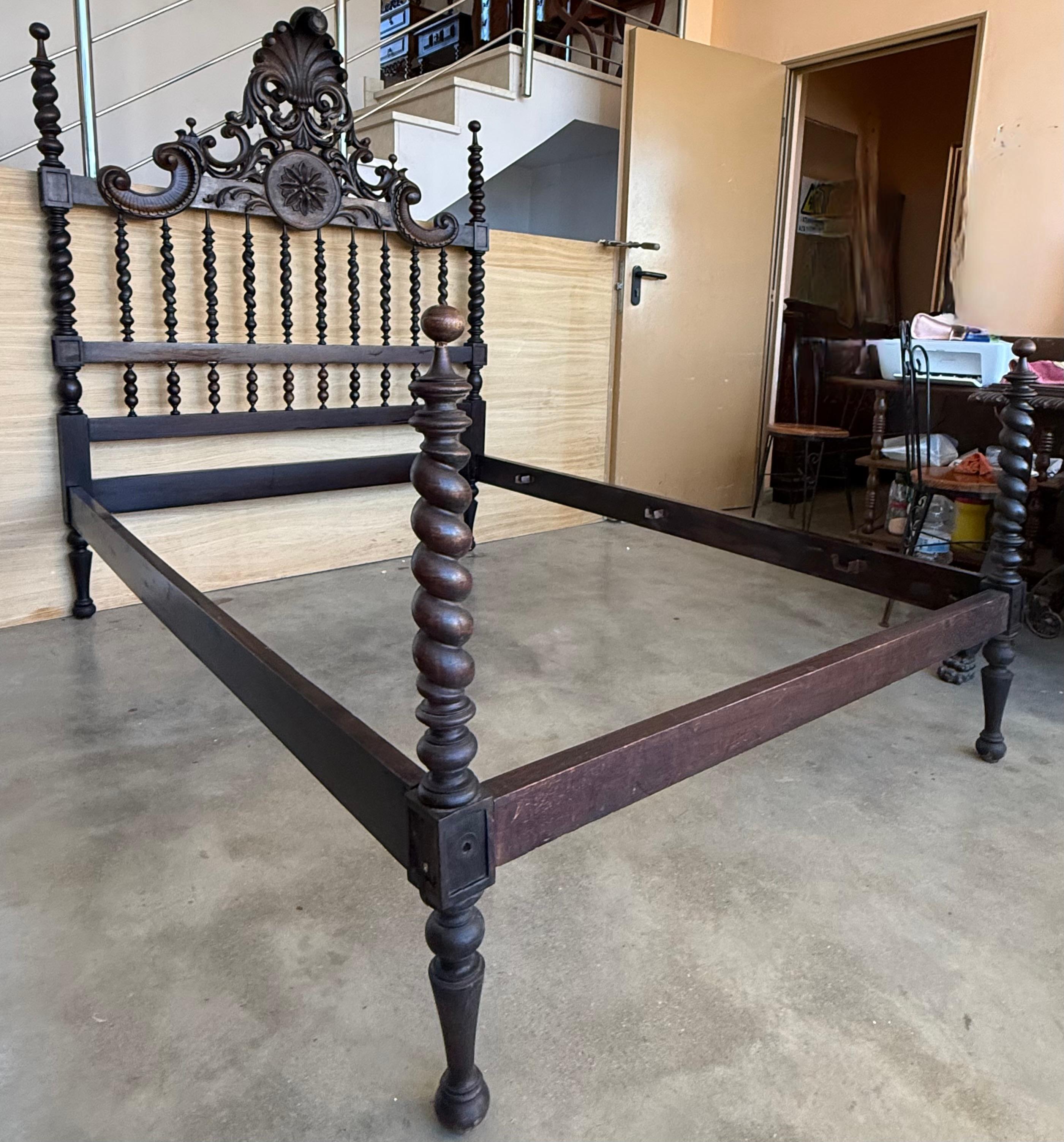 Noyer Lit complet à médaillons sculptés du début du 20e siècle, lit à baldaquin original de Lisbonne en vente