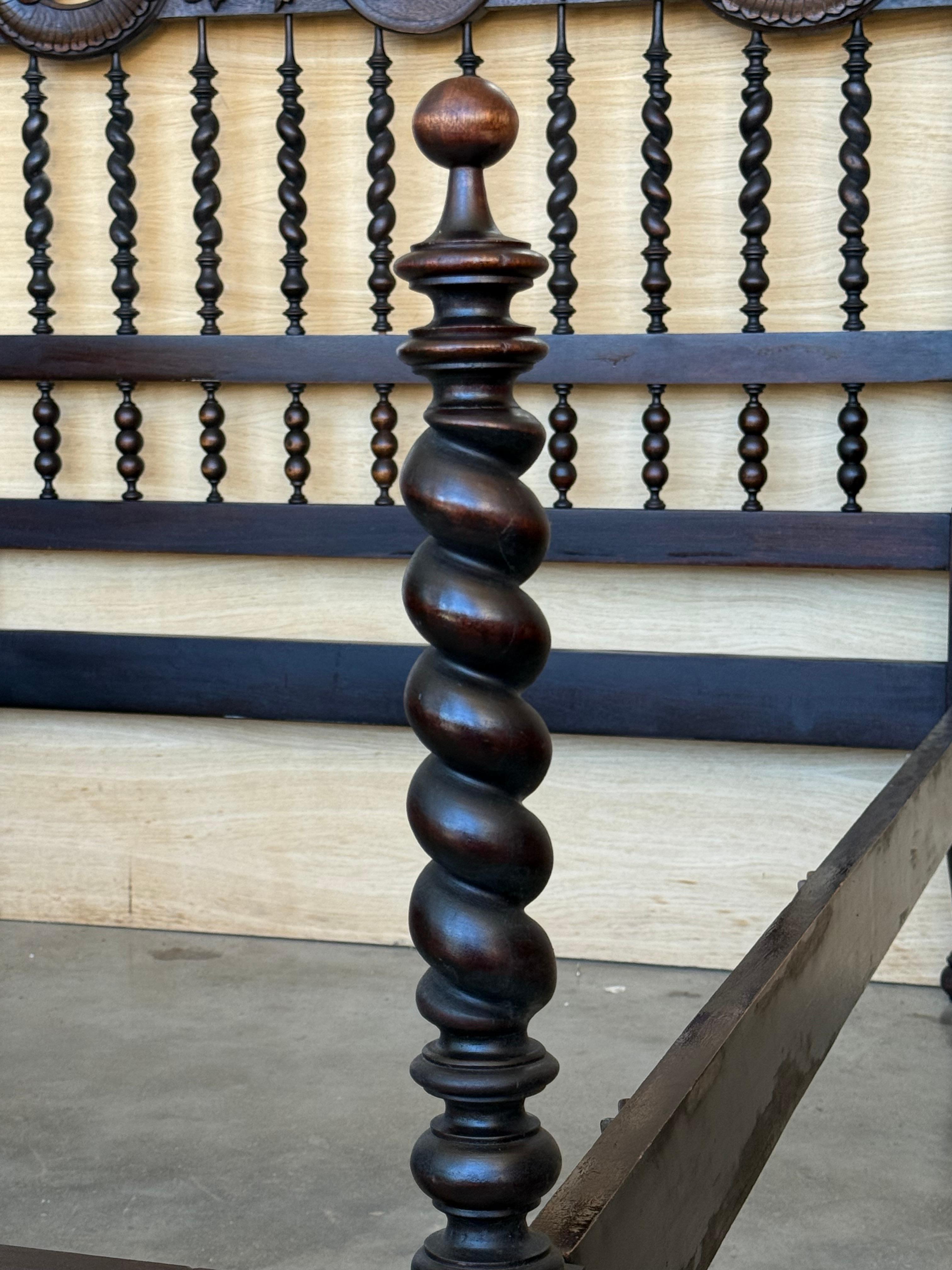 Lit complet à médaillons sculptés du début du 20e siècle, lit à baldaquin original de Lisbonne en vente 2