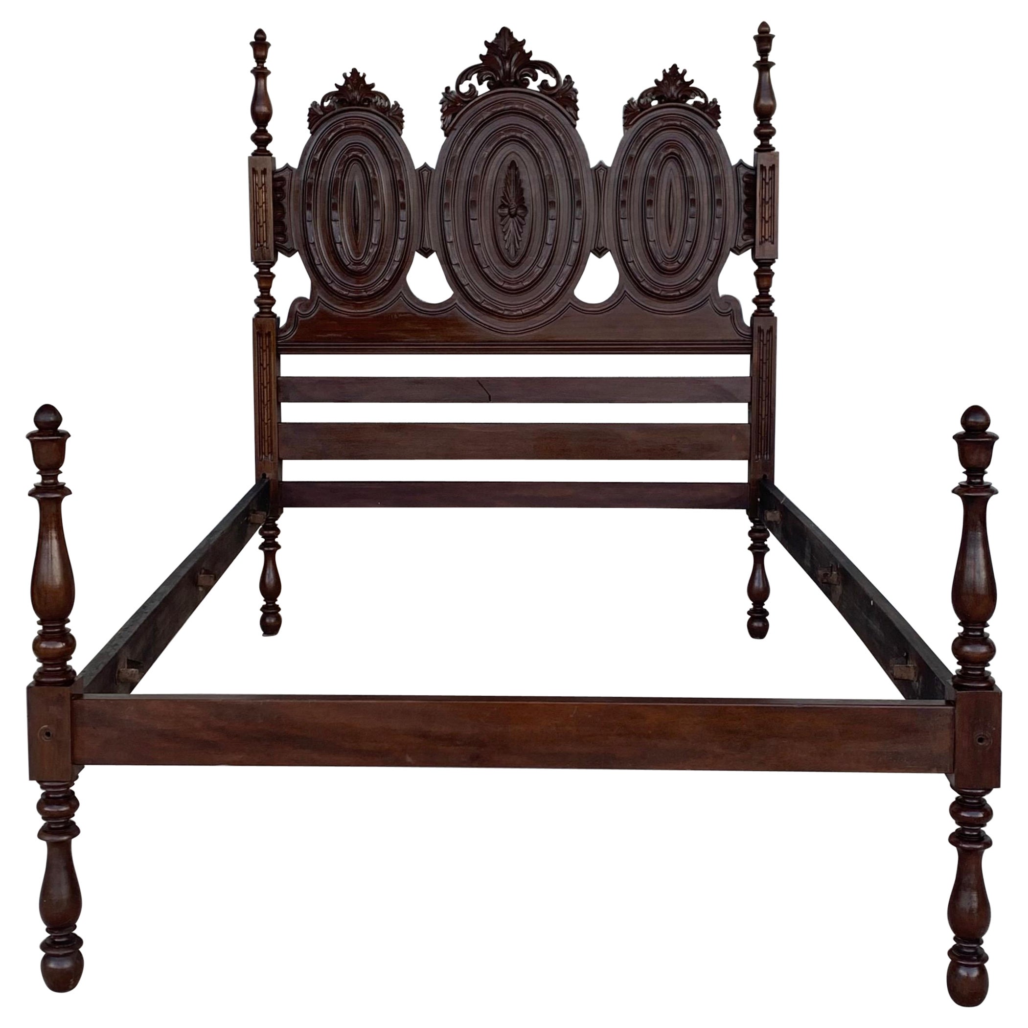 Letto completo con medaglioni intagliati dei primi del Novecento, letto a baldacchino originale di Lisbona