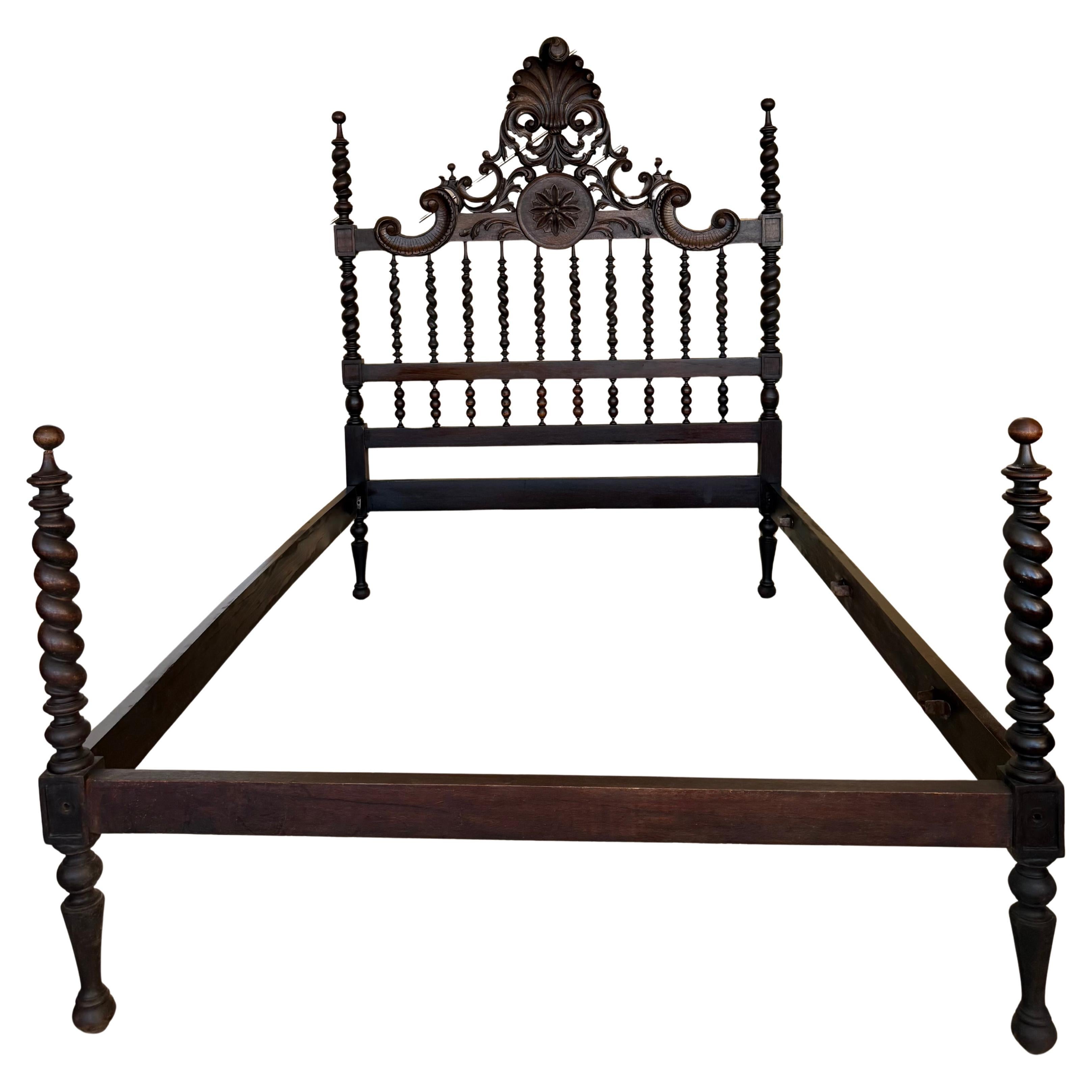 Lit complet à médaillons sculptés du début du 20e siècle, lit à baldaquin original de Lisbonne