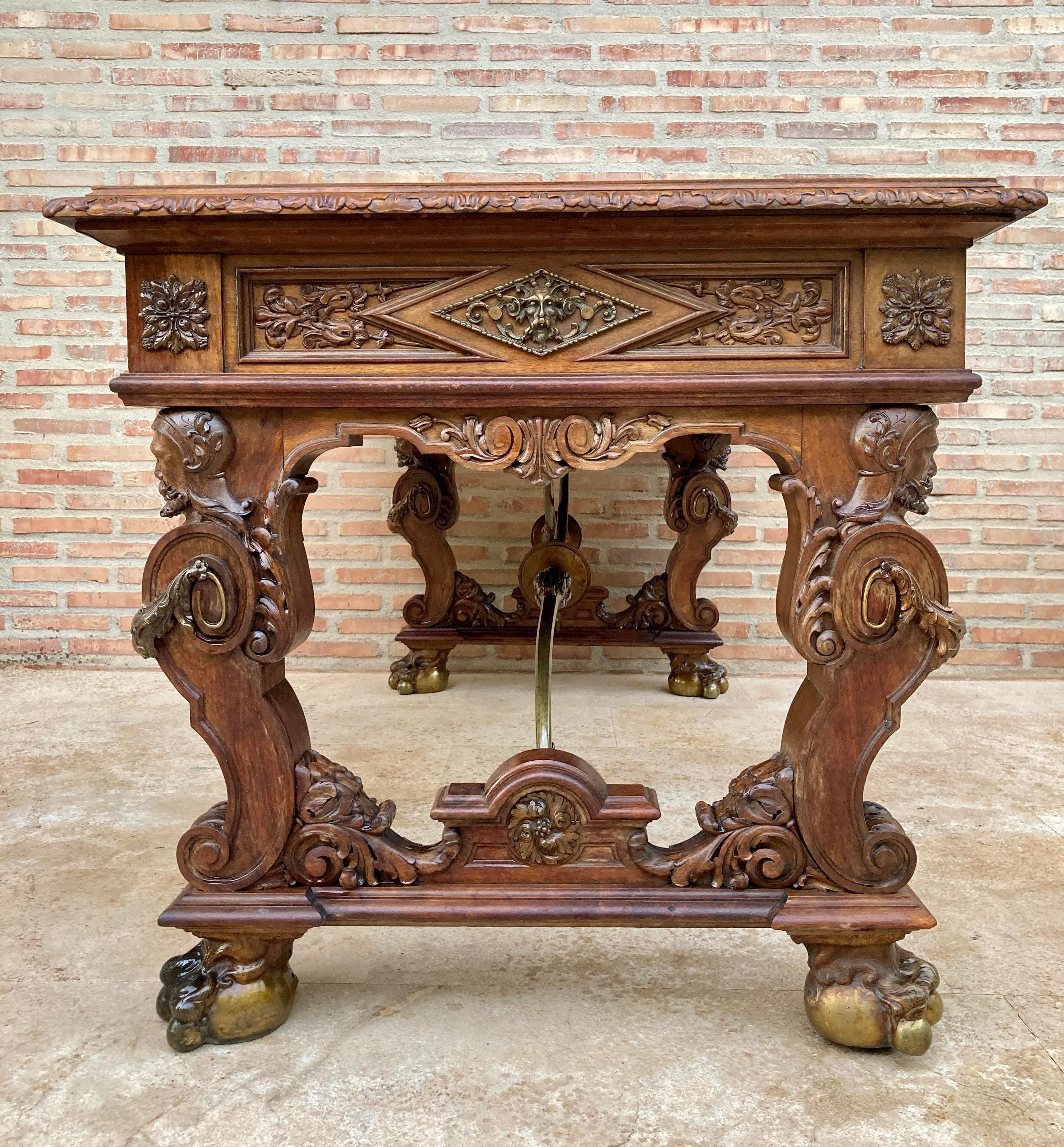 Früher 20. geschnitzter Nussbaum-Schreibtisch oder Esstisch mit drei Schubladen  (20. Jahrhundert) im Angebot