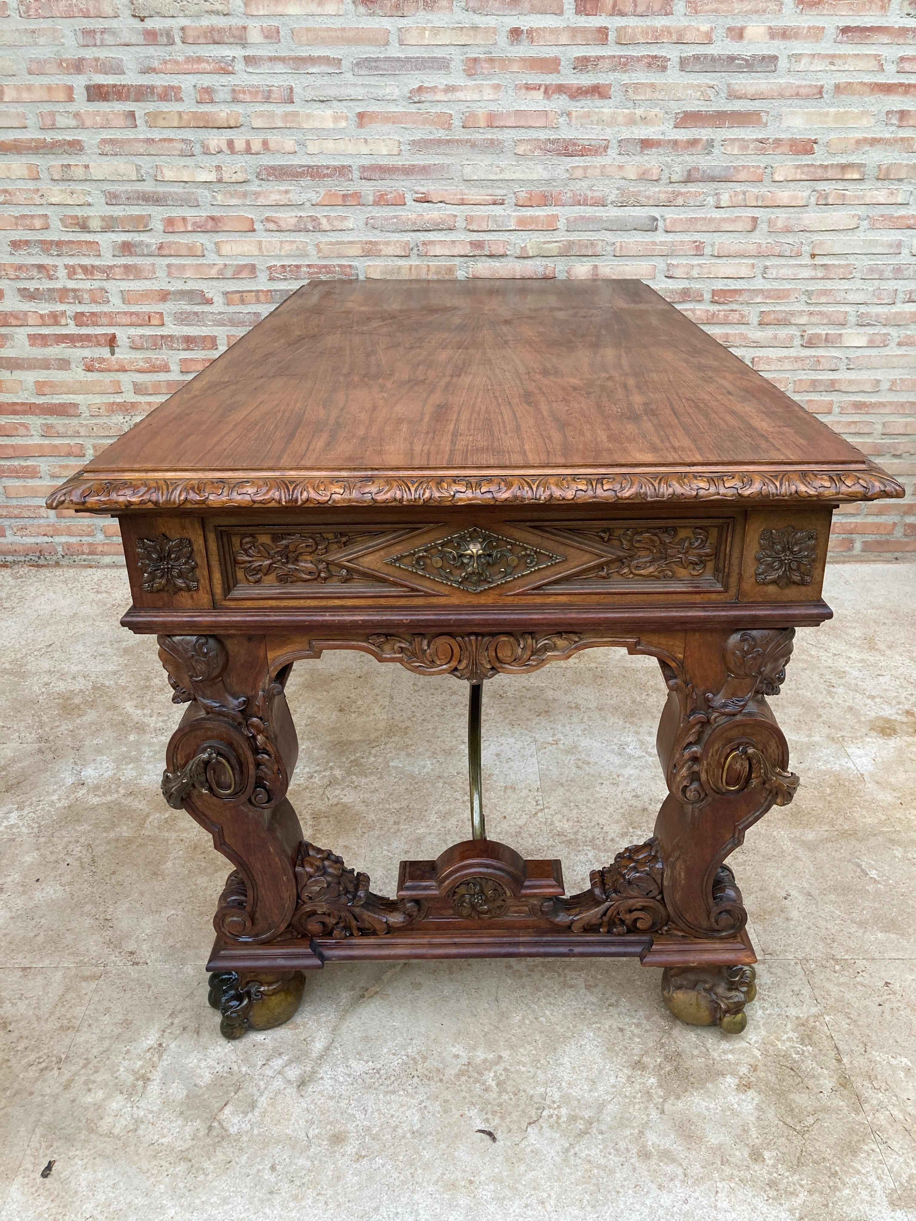 Bronze Bureau ou table de salle à manger en noyer sculpté à trois tiroirs, début du 20e siècle  en vente