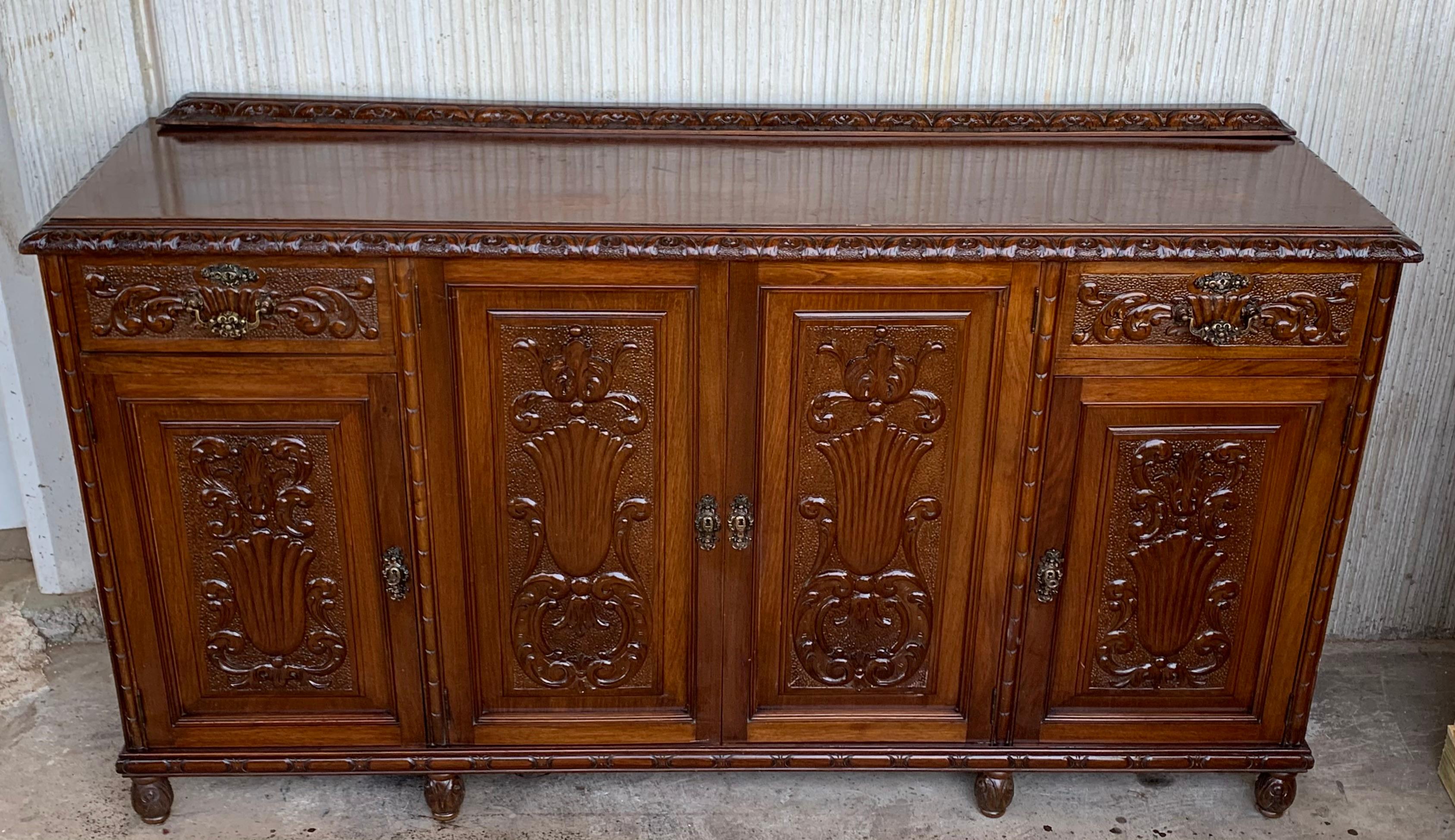 Spanish Colonial Early 20th Carved Walnut Sideboard with Four Doors and Two Drawers and Crest For Sale
