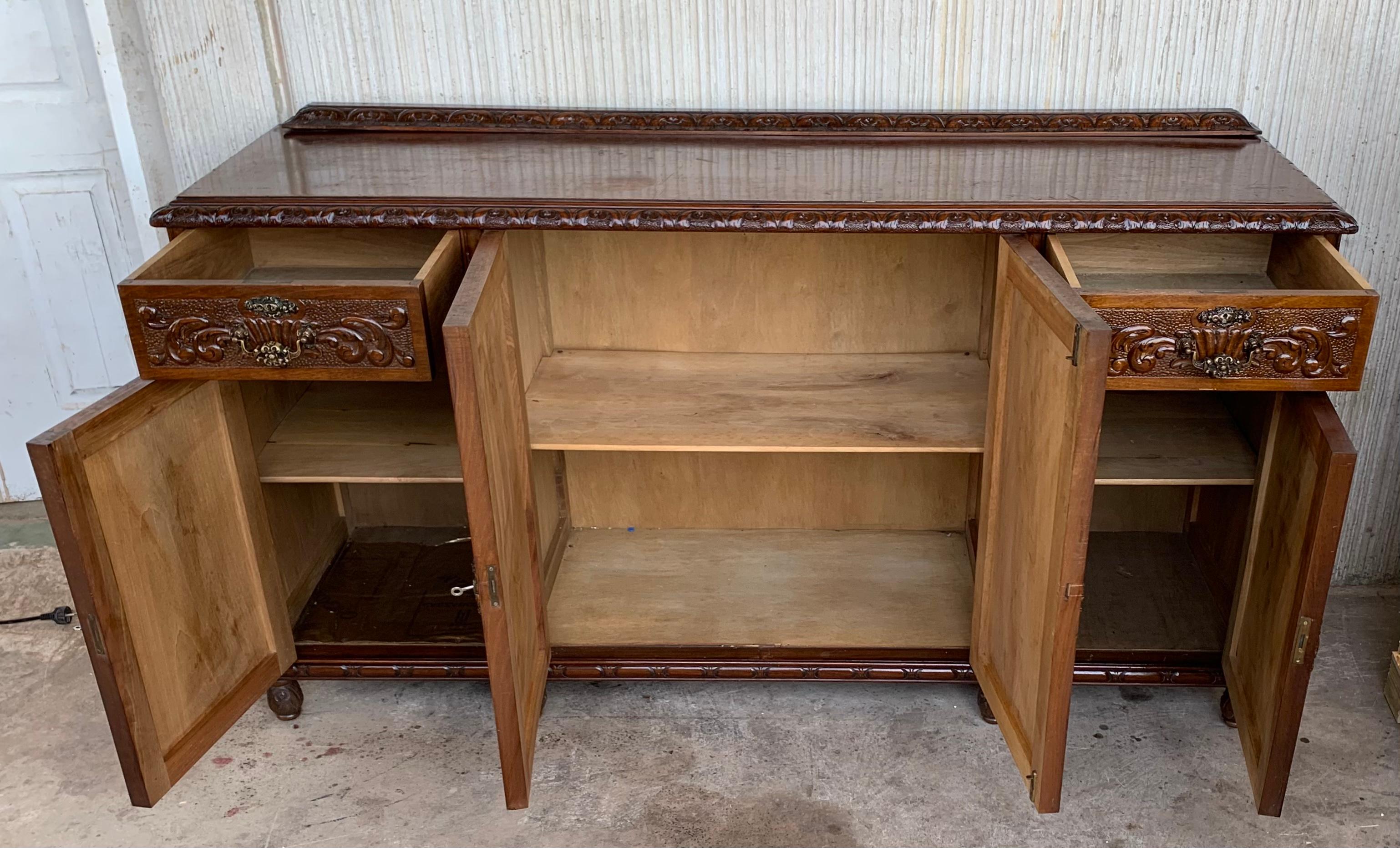 Early 20th Carved Walnut Sideboard with Four Doors and Two Drawers and Crest In Good Condition For Sale In Miami, FL