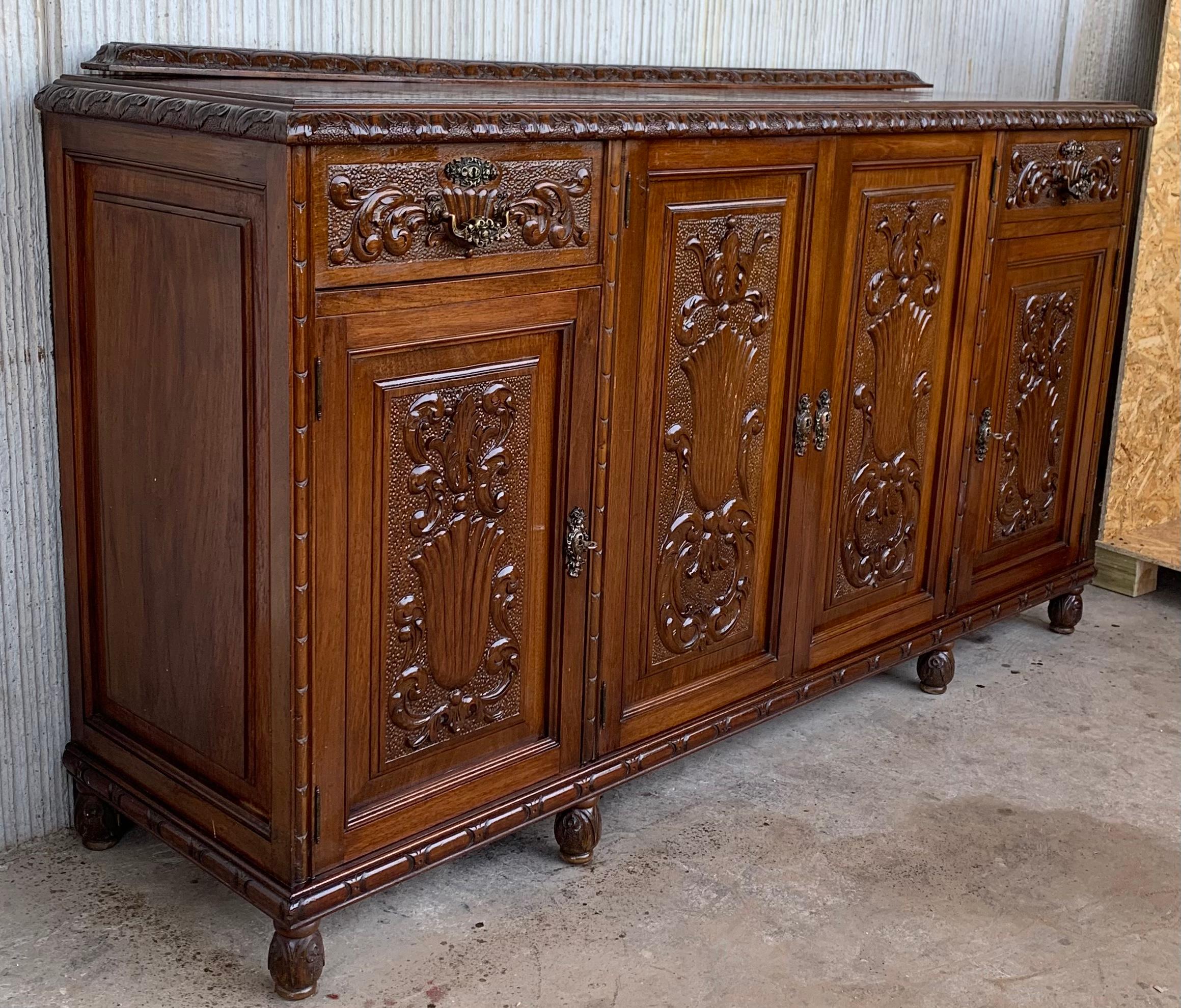 20th Century Early 20th Carved Walnut Sideboard with Four Doors and Two Drawers and Crest For Sale