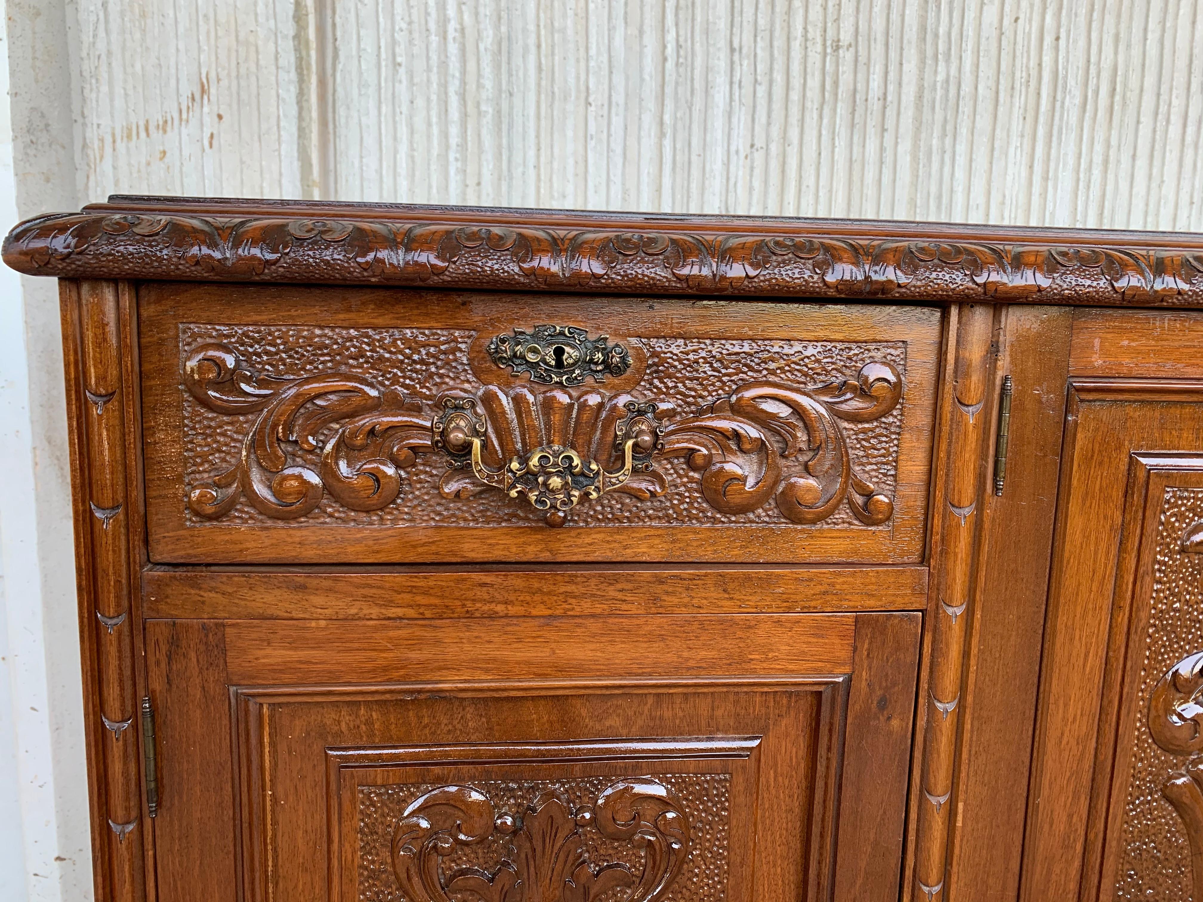 Early 20th Carved Walnut Sideboard with Four Doors and Two Drawers and Crest For Sale 1
