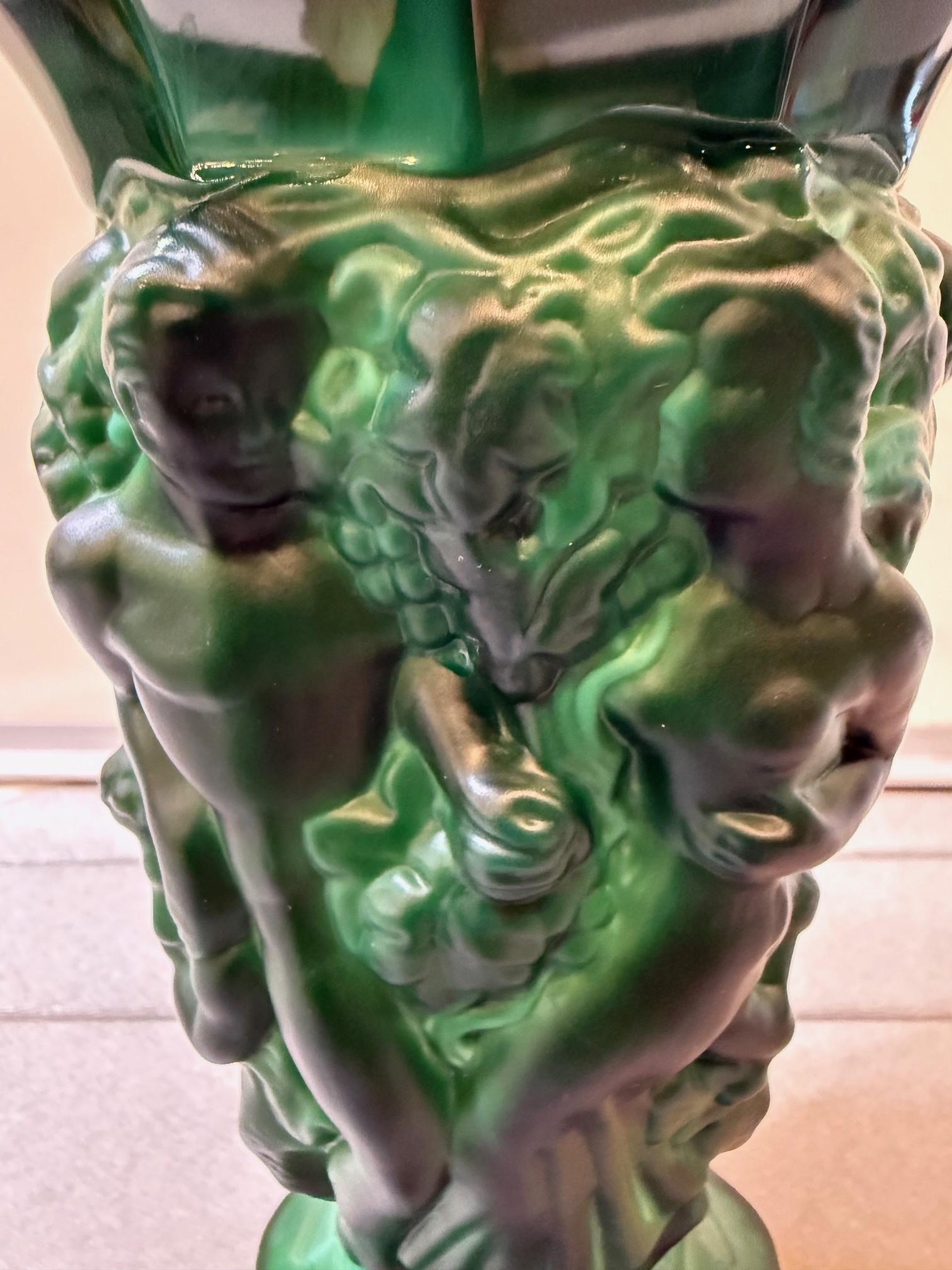 Début du 20e siècle. Vase Art Déco Bohème tchèque en verre malachite Desna Bacchantes en vente 3
