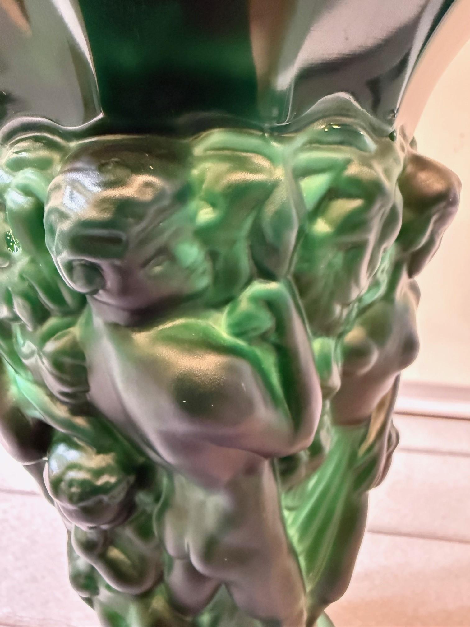 Début du 20e siècle. Vase Art Déco Bohème tchèque en verre malachite Desna Bacchantes en vente 4