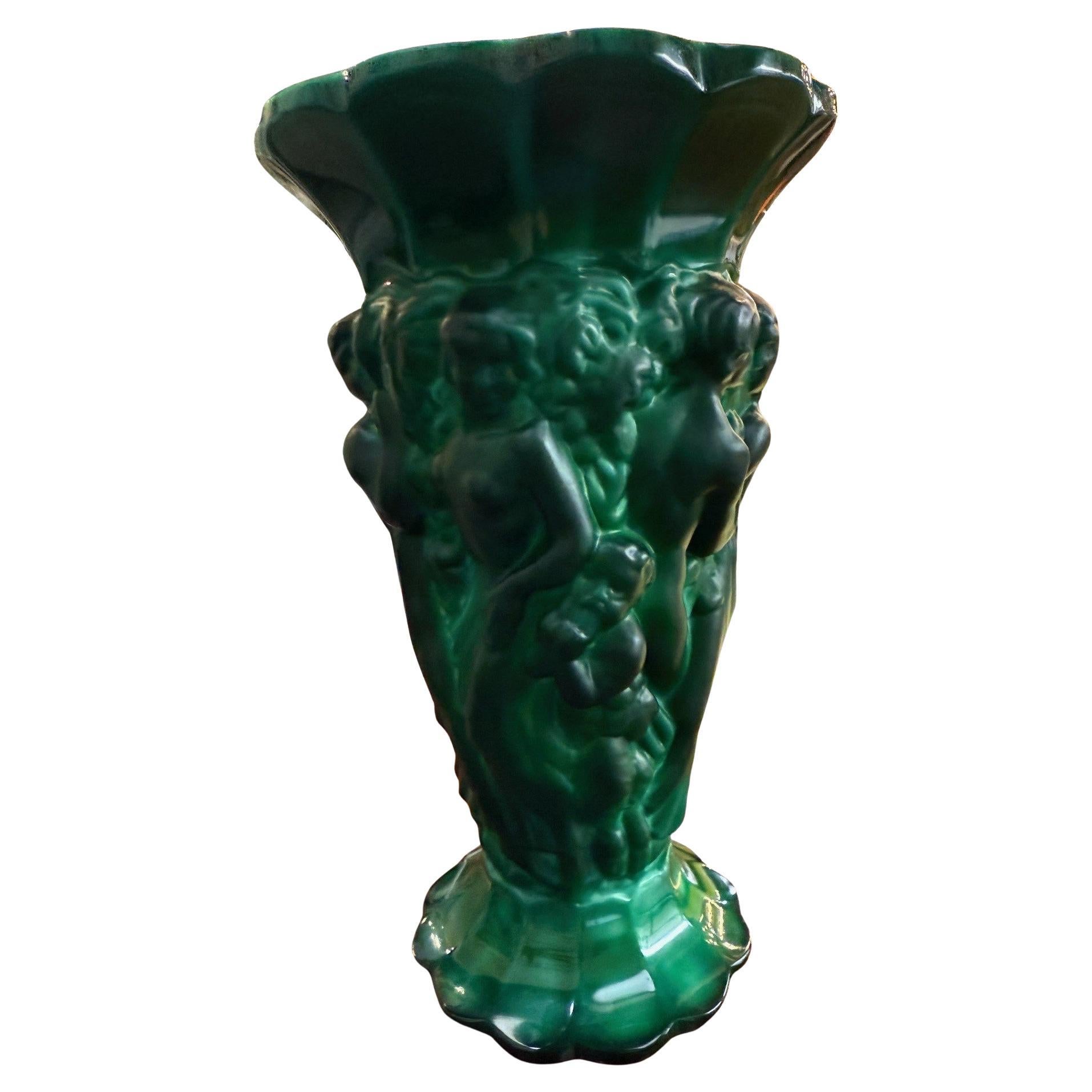 Vase Bacchantes en verre malachite Desna Czech Bohemian du début du 20ème siècle vintage des années 1930 Art Deco. Le vase présente un relief de femmes et d'enfants. Il a été conçu par Curt Schlevogt et fabriqué par la société Hoffmann pendant la