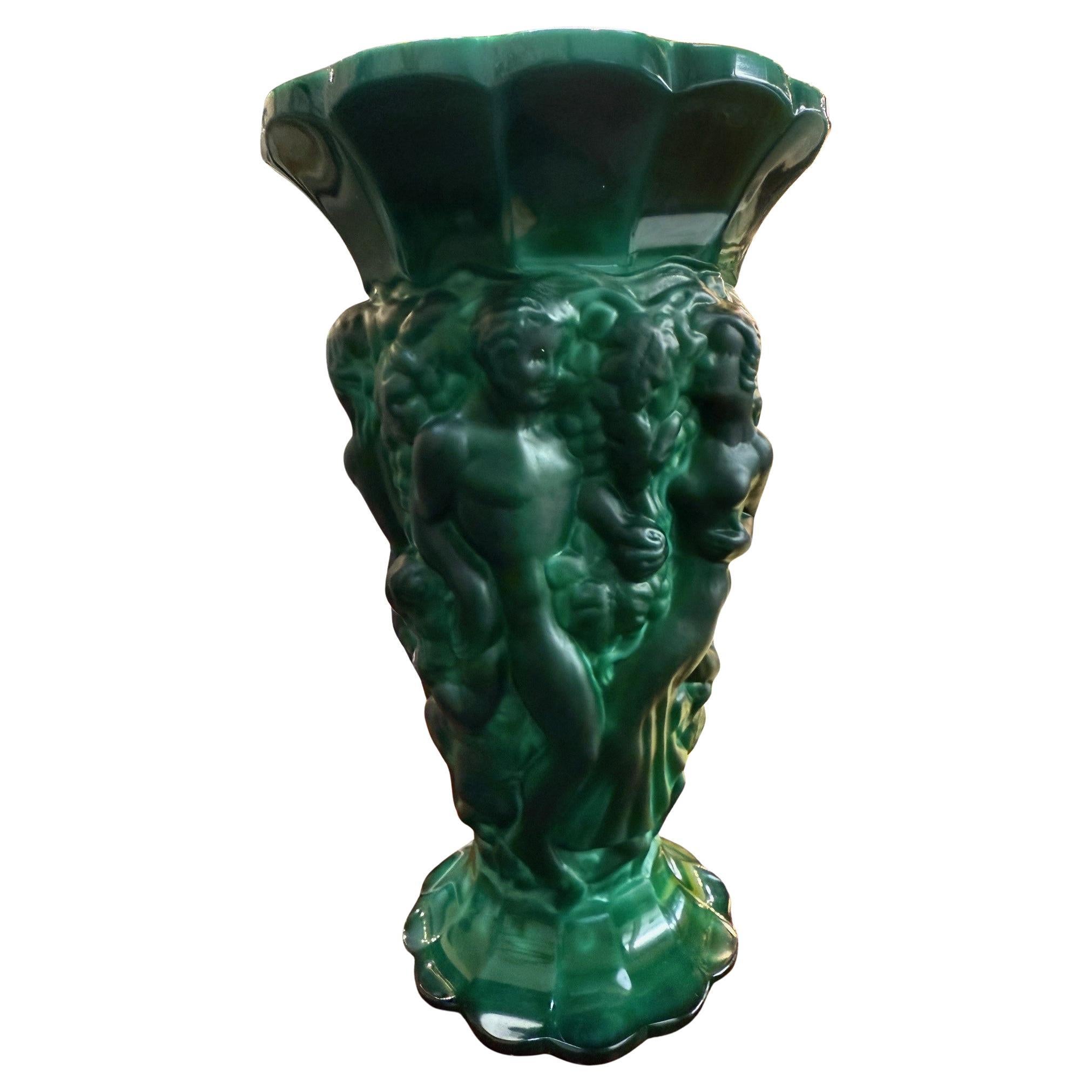Pressé Début du 20e siècle. Vase Art Déco Bohème tchèque en verre malachite Desna Bacchantes en vente