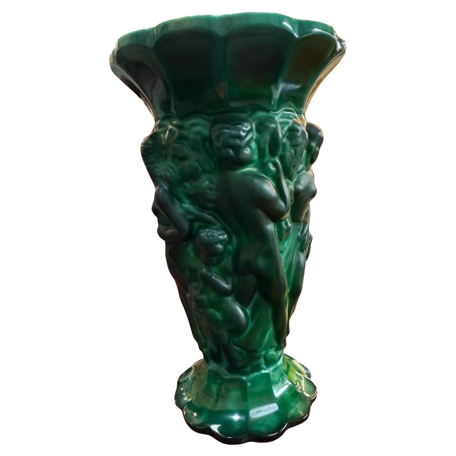 Début du 20e siècle. Vase Art Déco Bohème tchèque en verre malachite Desna Bacchantes Bon état - En vente à Stamford, CT