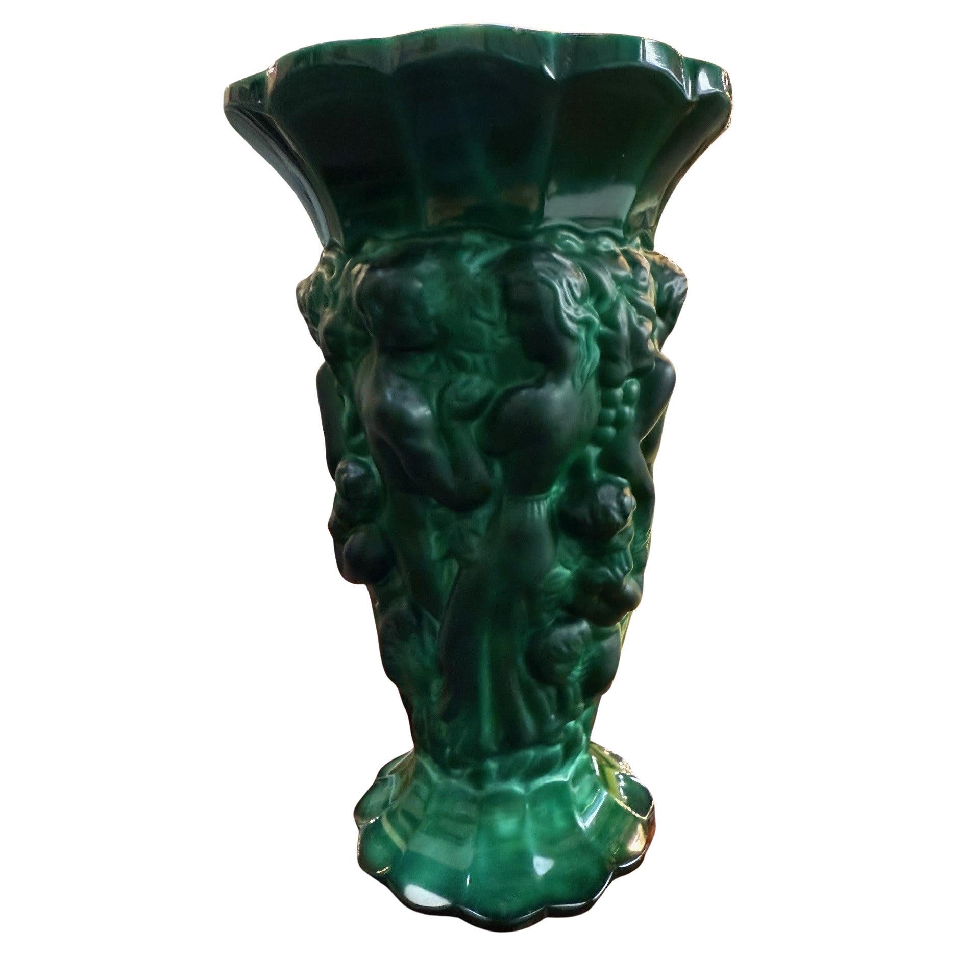 20ième siècle Début du 20e siècle. Vase Art Déco Bohème tchèque en verre malachite Desna Bacchantes en vente