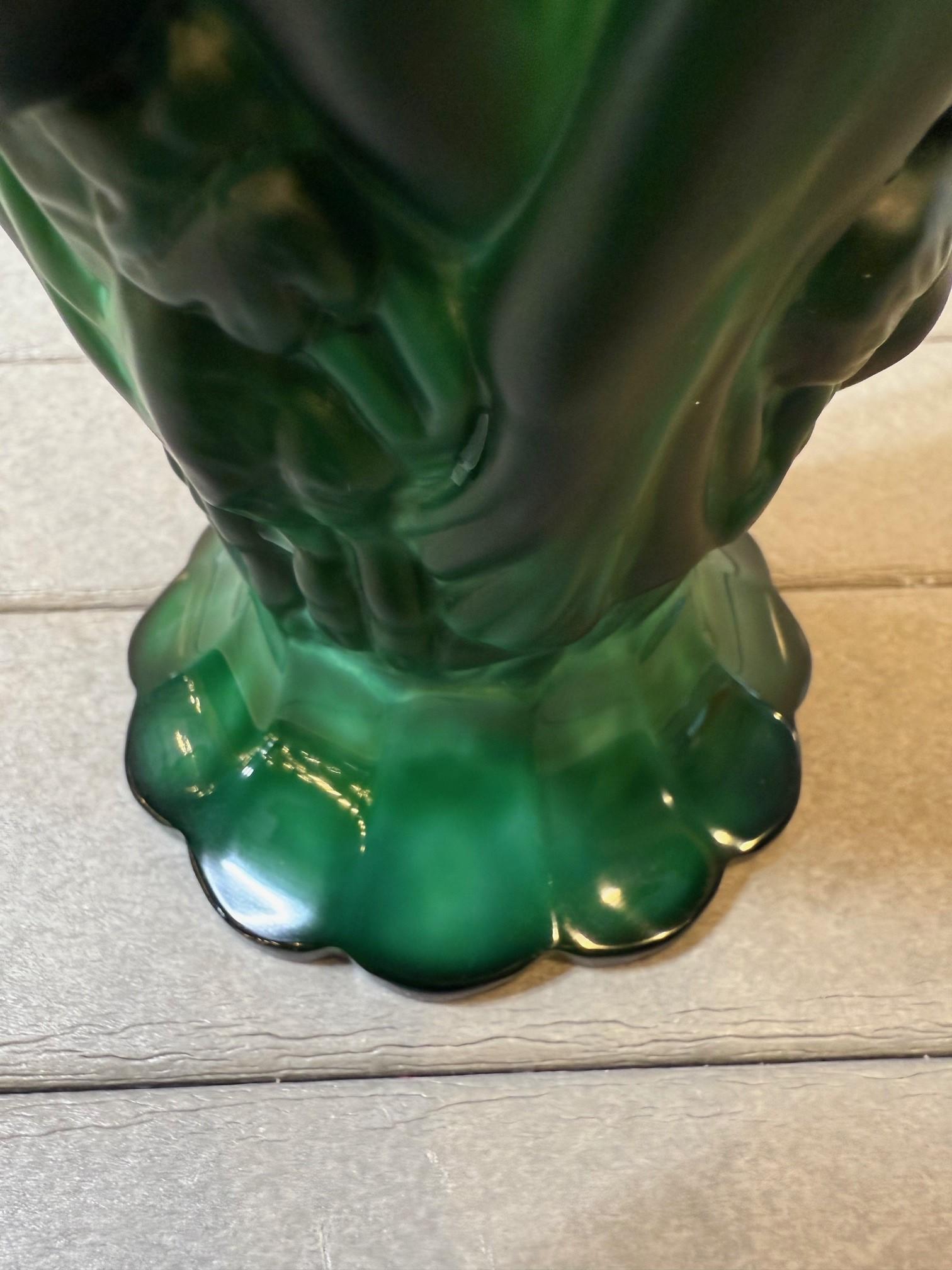 Début du 20e siècle. Vase Art Déco Bohème tchèque en verre malachite Desna Bacchantes en vente 1