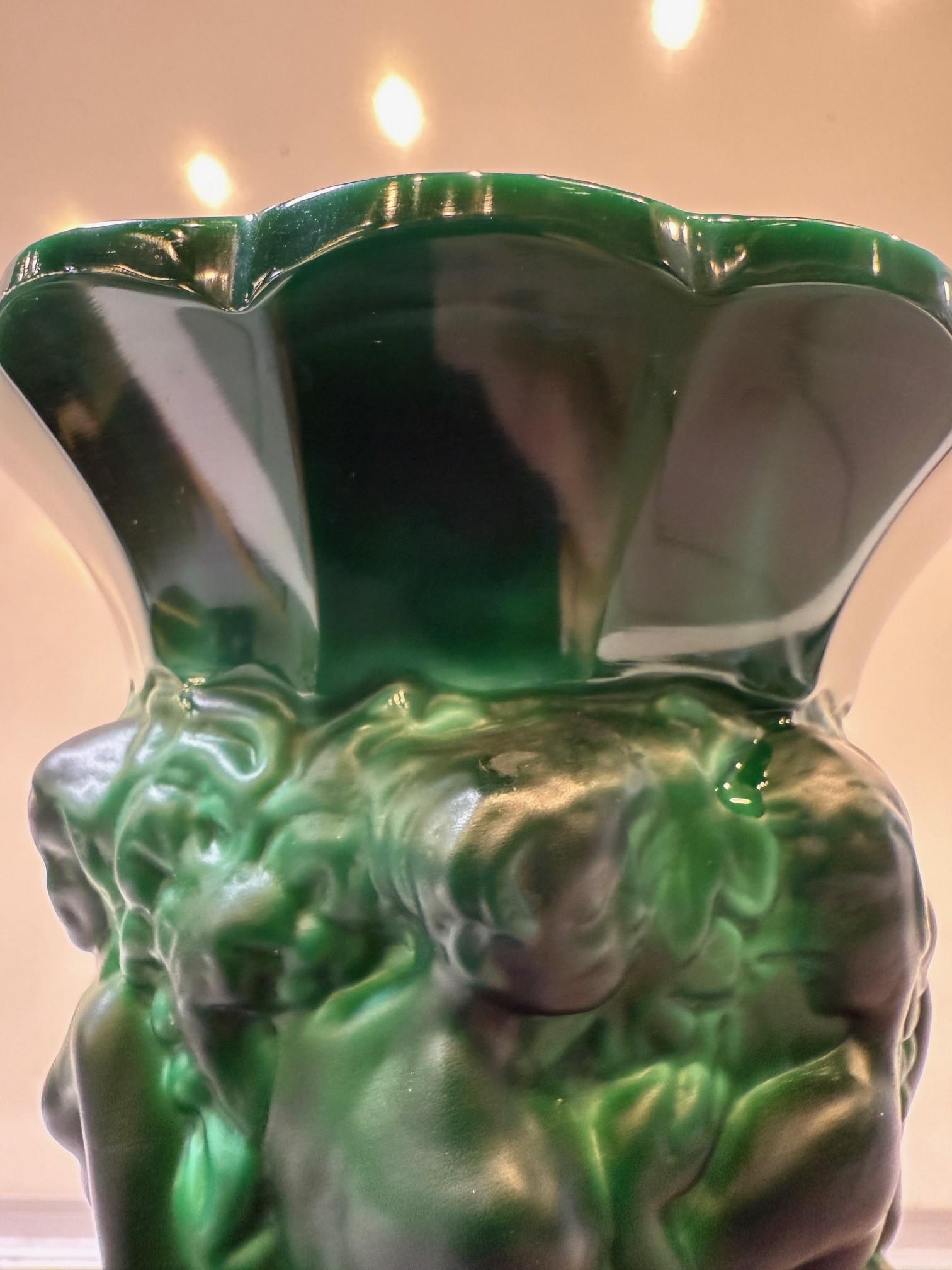 Début du 20e siècle. Vase Art Déco Bohème tchèque en verre malachite Desna Bacchantes en vente 2