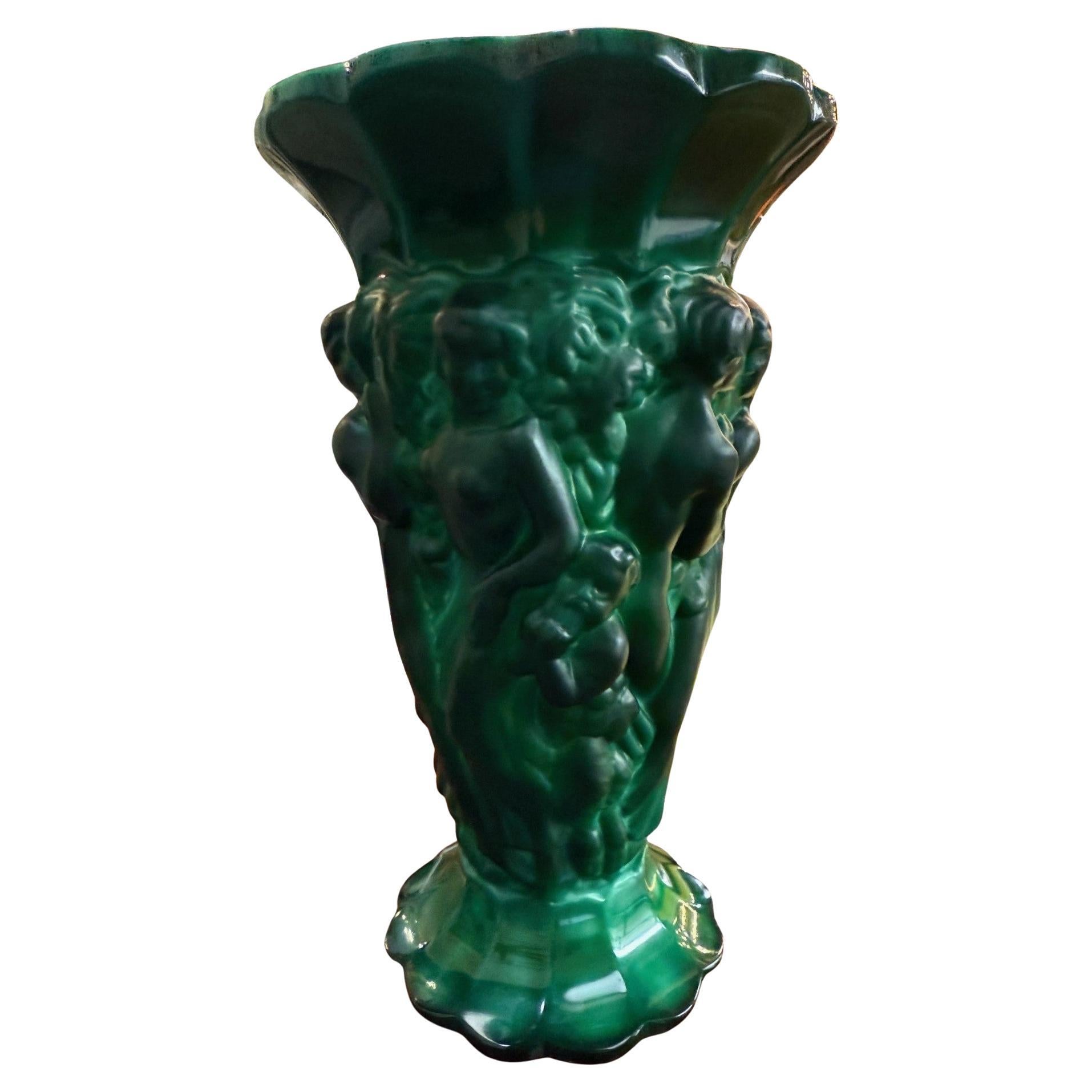 Début du 20e siècle. Vase Art Déco Bohème tchèque en verre malachite Desna Bacchantes en vente