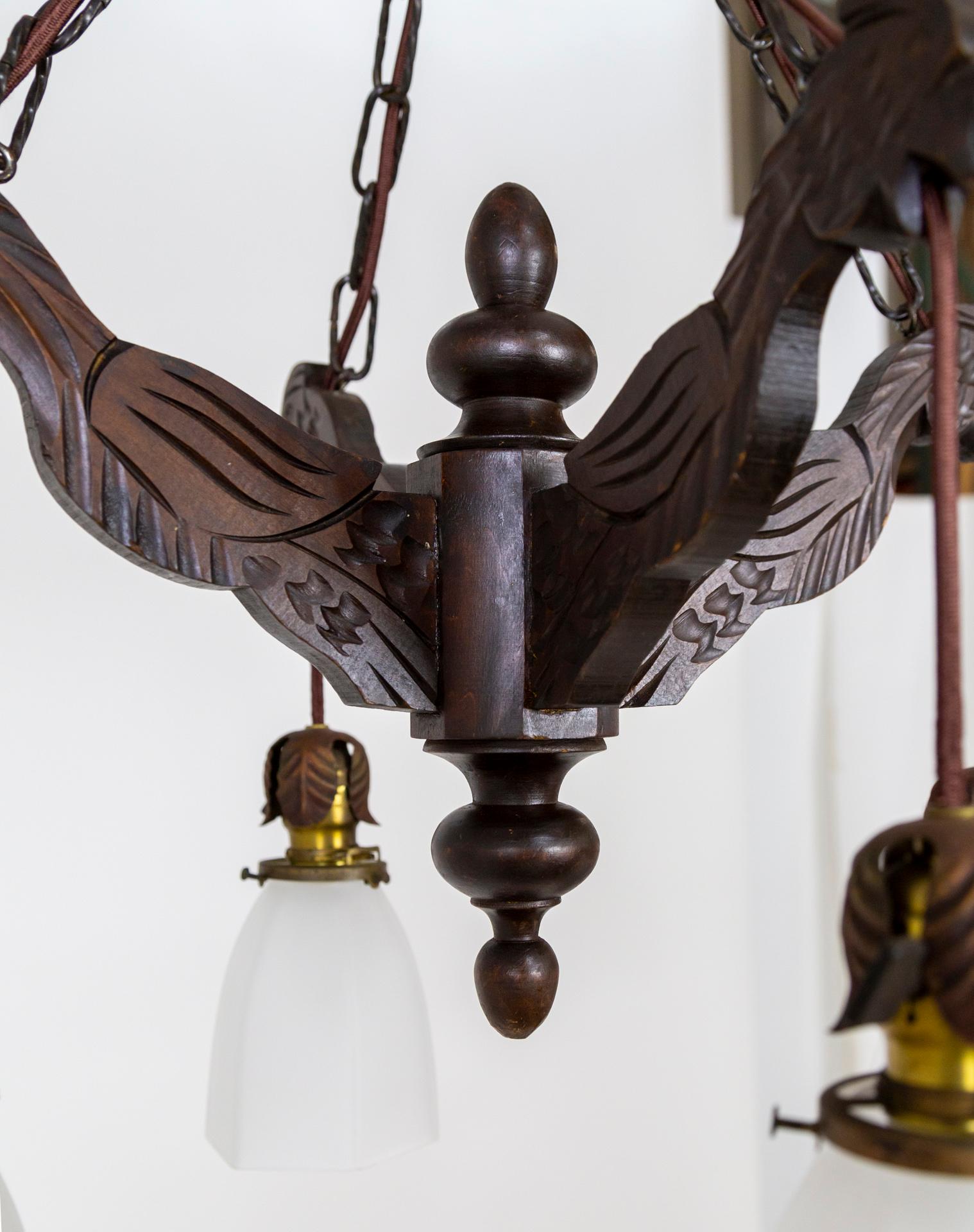 Début du XXe siècle. Lustre en bois sculpté perroquets avec abat-jour suspendu en verre en vente 4