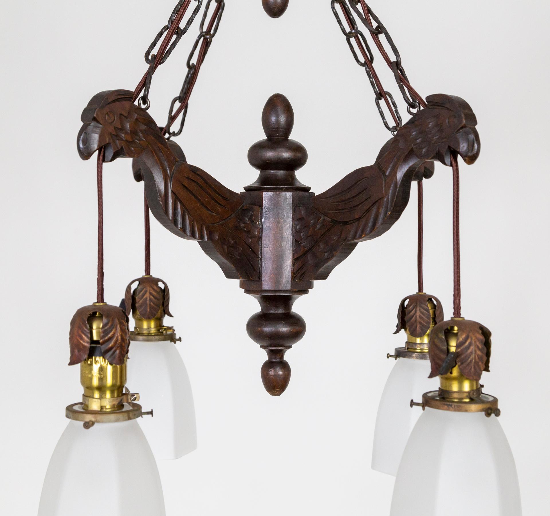 Début du XXe siècle. Lustre en bois sculpté perroquets avec abat-jour suspendu en verre en vente 6