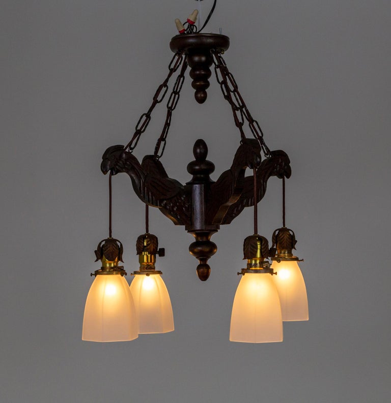 Début du XXe siècle. Lustre en bois sculpté perroquets avec abat-jour ...