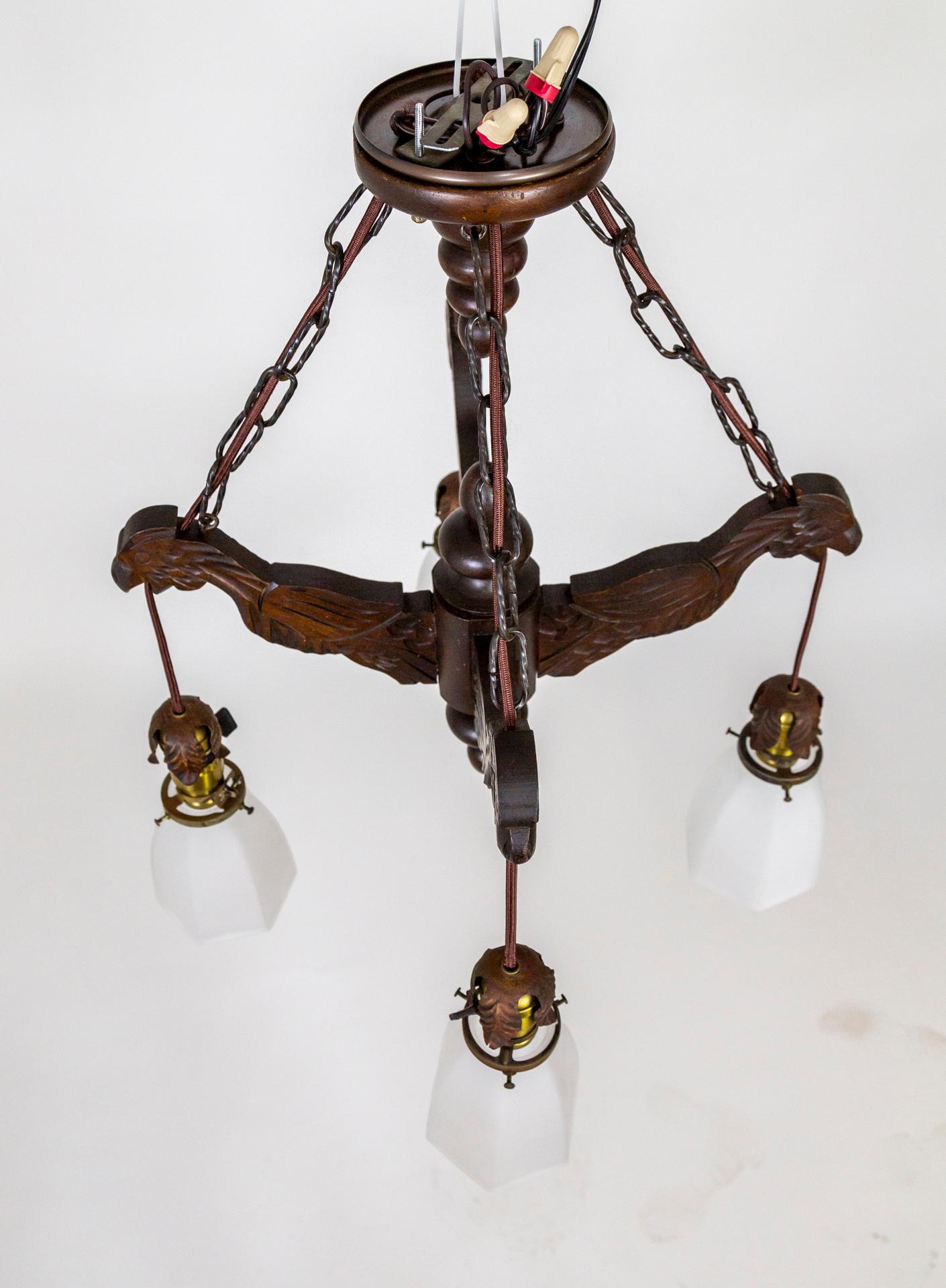 Métal Début du XXe siècle. Lustre en bois sculpté perroquets avec abat-jour suspendu en verre en vente