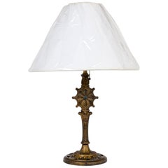 Frühes 20. Jahrhundert. Tischlampe aus Gussmessing mit Spinnennetz