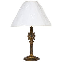 Début du 20e siècle. Lampe de table en laiton coulé avec toile d'araignée