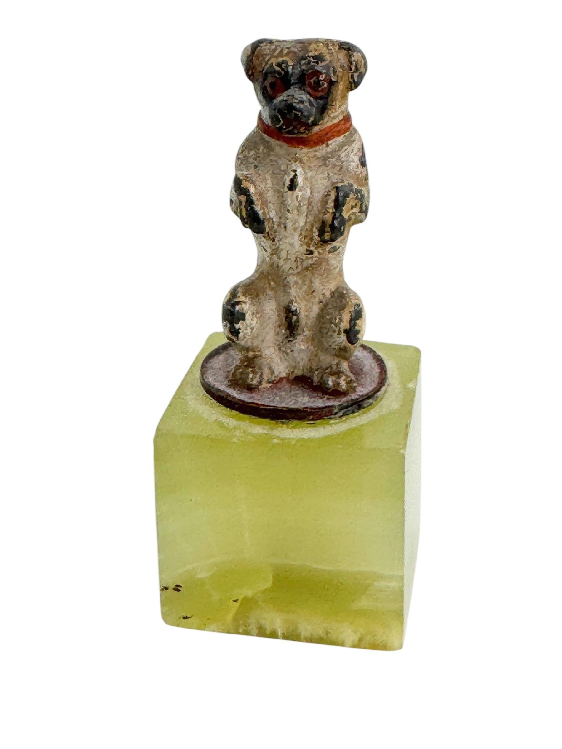 Frühes 20. Jahrhundert Mops Österreichische Vienna Bronze Miniatur Figur auf Marmorsockel (Art nouveau) im Angebot