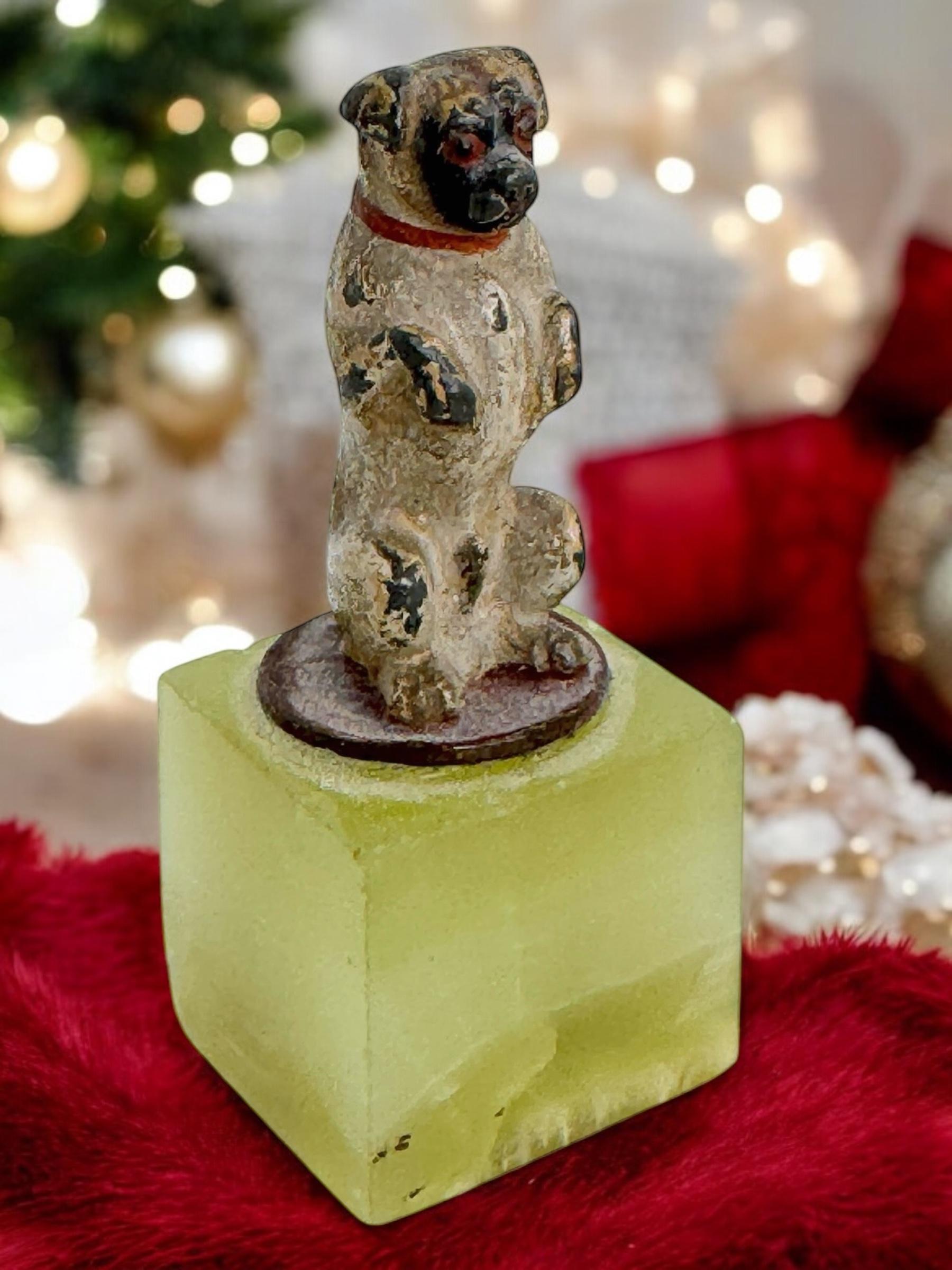 Frühes 20. Jahrhundert Mops Österreichische Vienna Bronze Miniatur Figur auf Marmorsockel (Handbemalt) im Angebot