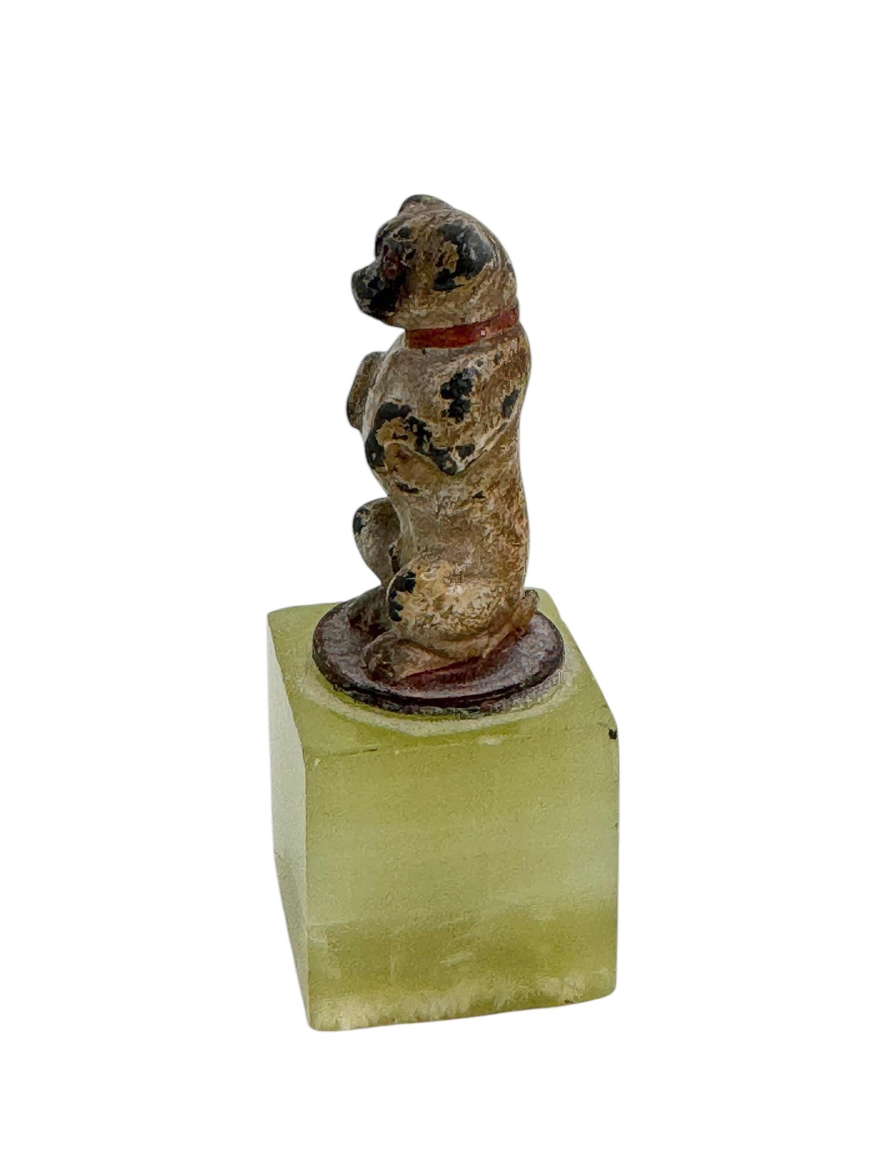 Frühes 20. Jahrhundert Mops Österreichische Vienna Bronze Miniatur Figur auf Marmorsockel im Zustand „Gut“ im Angebot in Nuernberg, DE