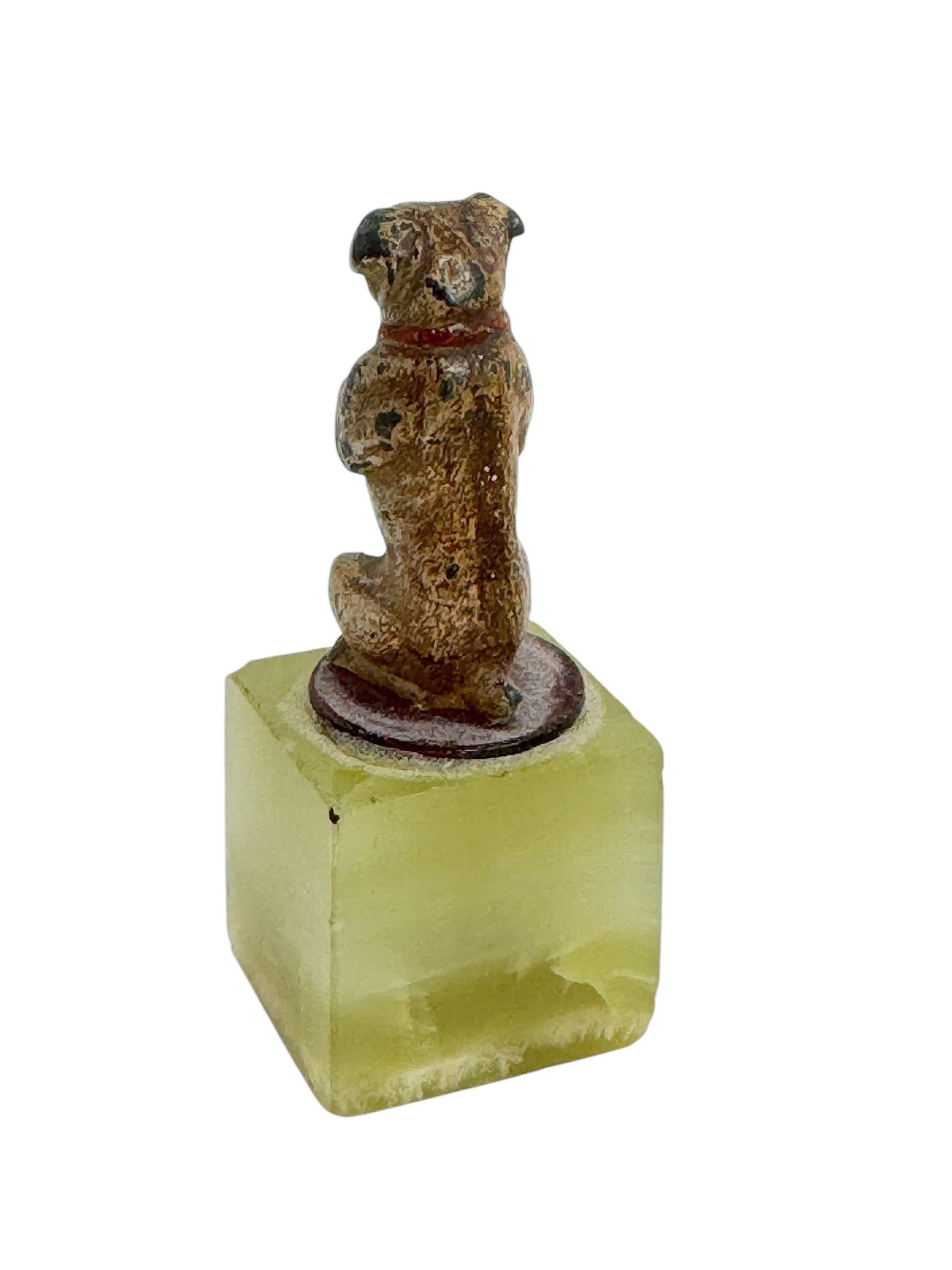 Frühes 20. Jahrhundert Mops Österreichische Vienna Bronze Miniatur Figur auf Marmorsockel im Angebot 1