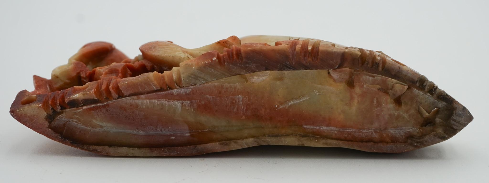 
Antiquités de Londres


Un étonnant pot chinois en stéatite du début du 20e siècle, de taille généreuse et magnifiquement sculpté à la main. La pièce présente des détails traditionnels raffinés et des variations de pierres naturelles qui créent de